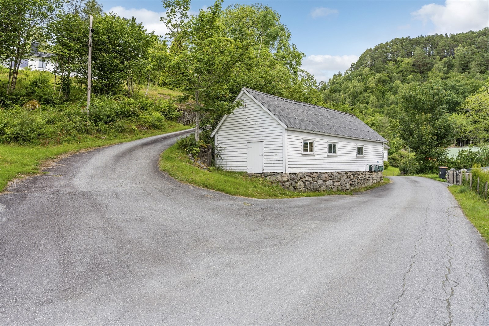 Medfølgende lagerbygg som ligger i gårdstun Galleribilde