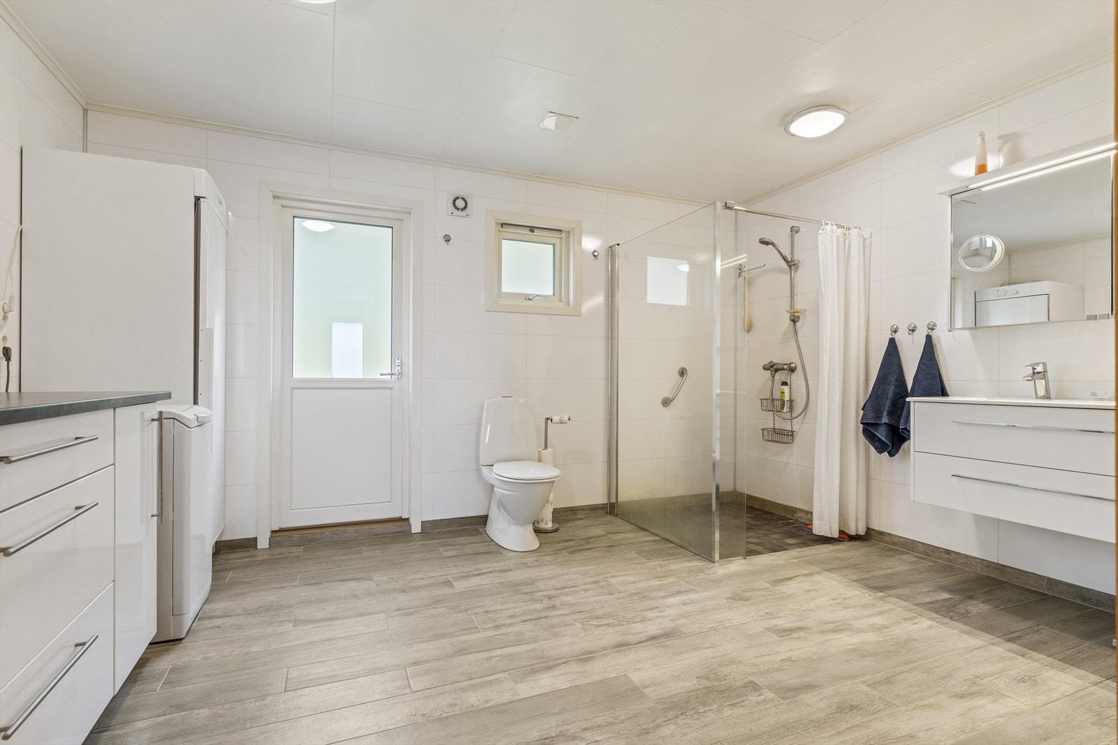 Rommelig bad/vaskerom fra 2015 Galleribilde