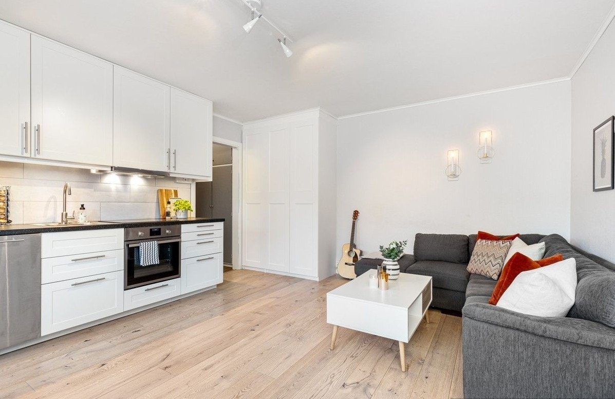 Stue med varme i gulvet og utgang til balkongen. Galleribilde