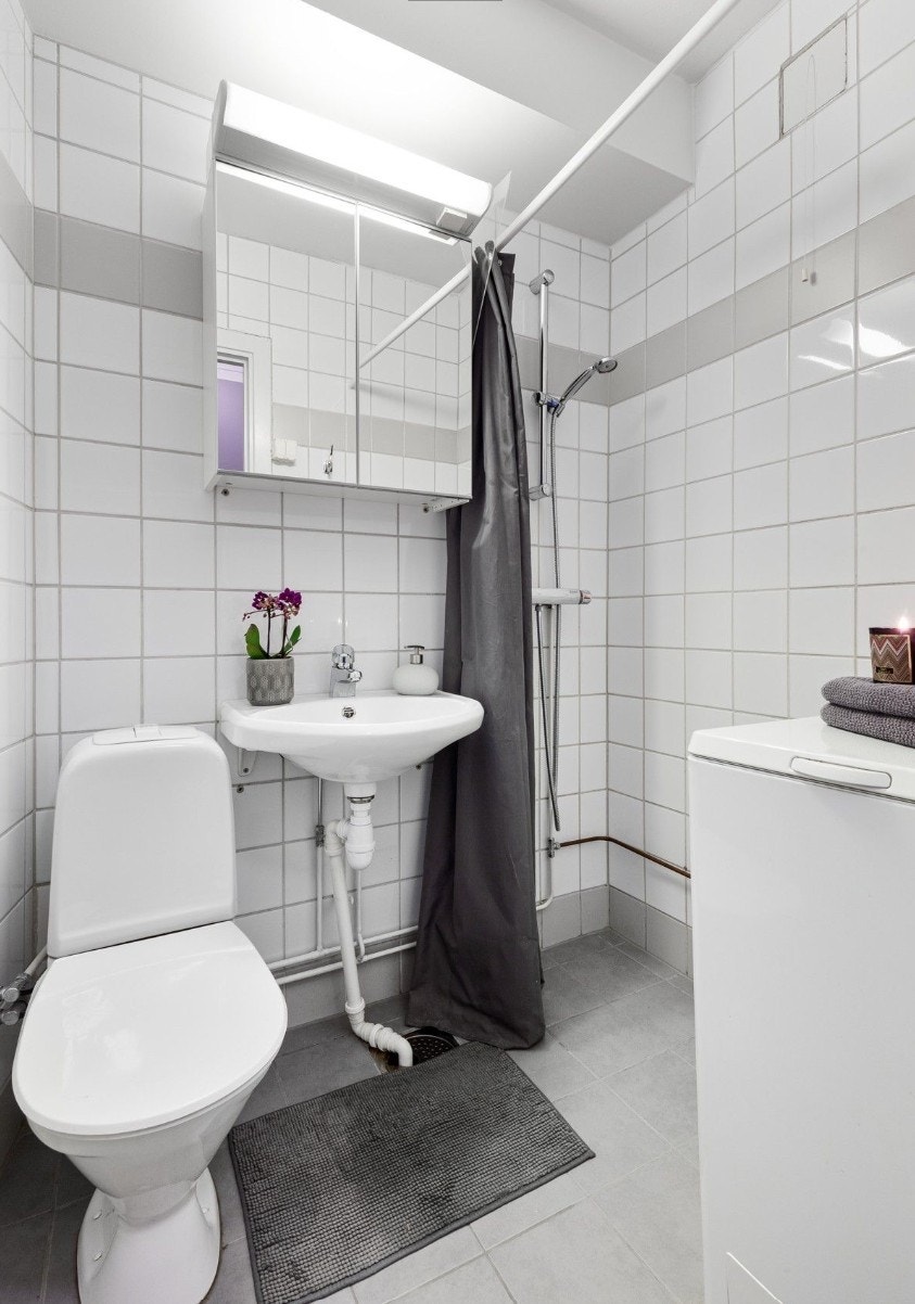 Flislagt bad med gulvvarme og praktisk dusjløsning. Galleribilde