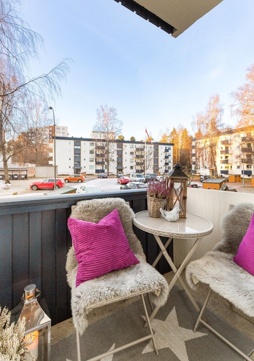 Vestvendt balkong med gode solforhold og grønne omgivelser. Galleribilde