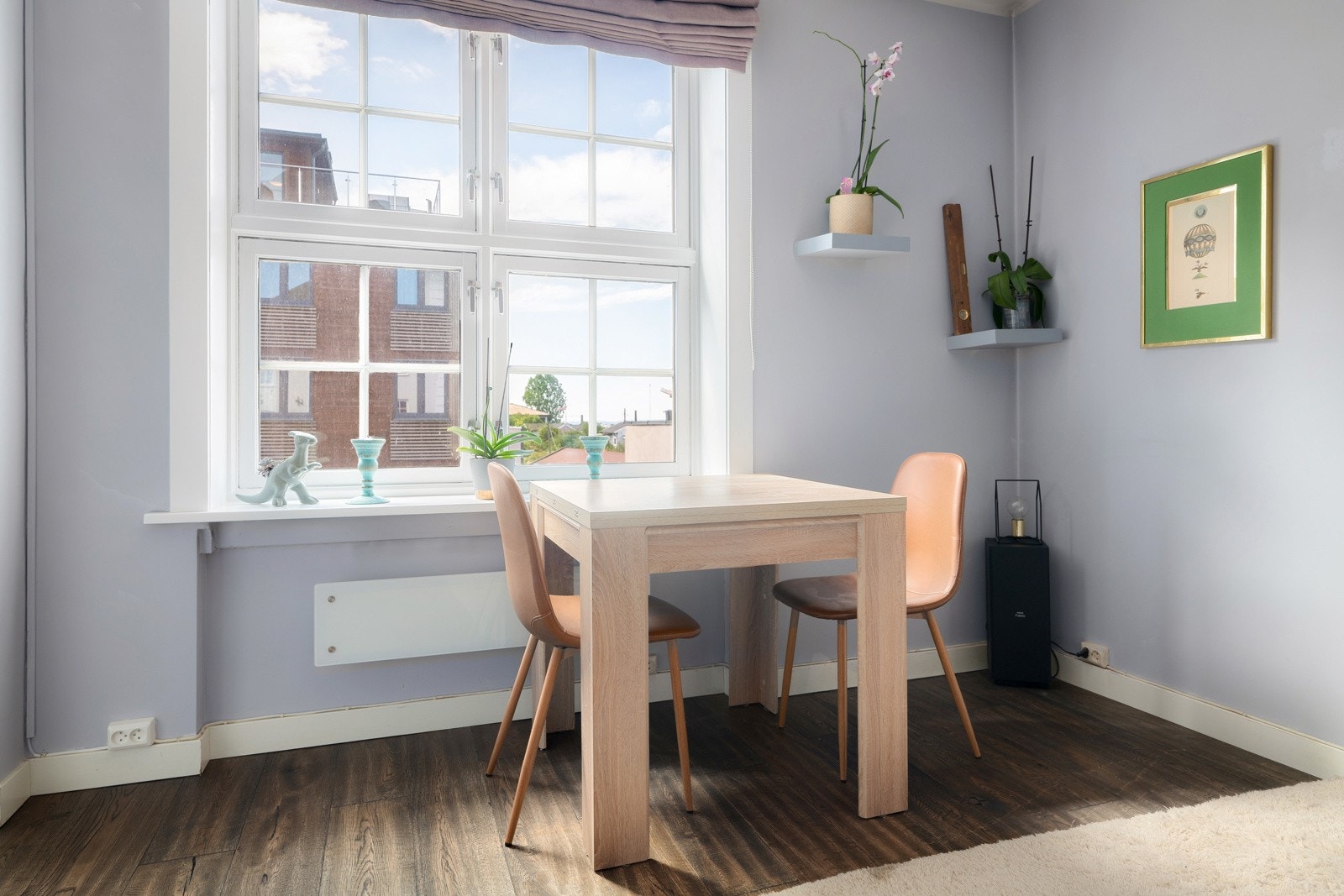 Det er store vindusflater som gir rommet rikelig med naturlig lys. Galleribilde