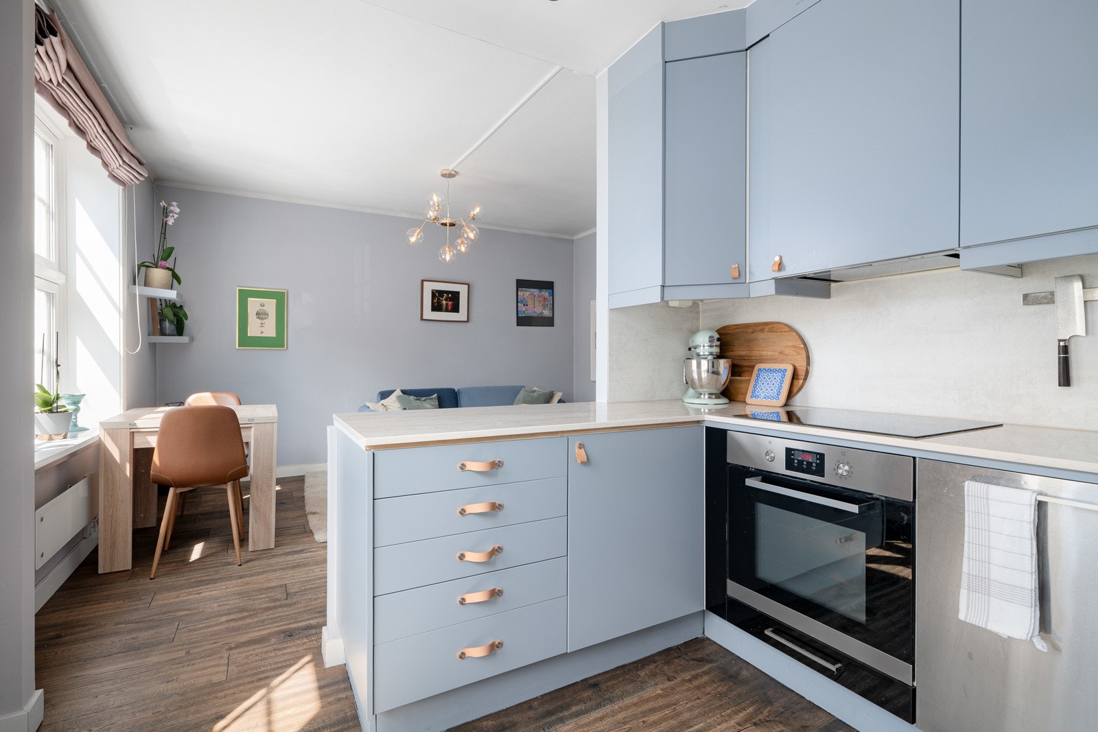 Benkeplate, kjøkkenvask og blandebatteri er fra 2022. Galleribilde