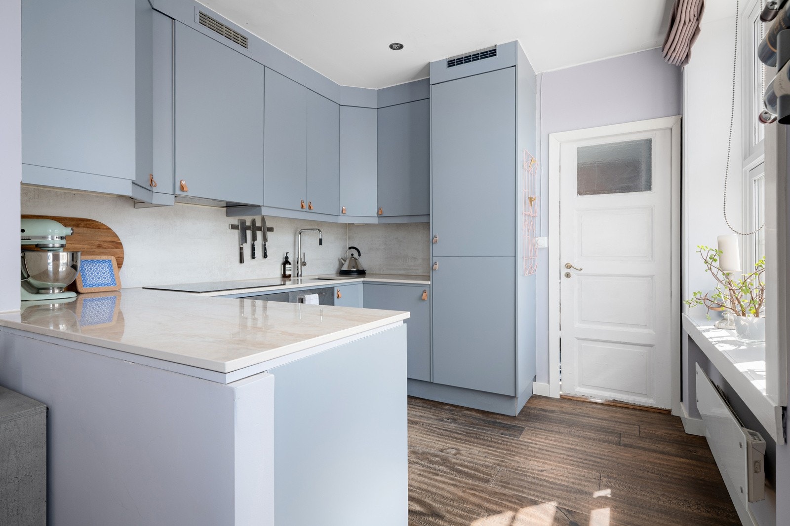 Pent kjøkken med god benke- og skapplass. Galleribilde