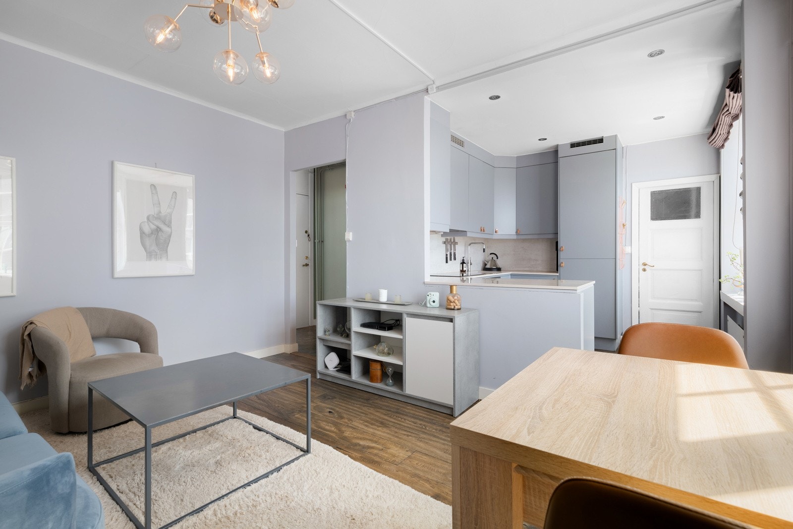 Leiligheten har en flott og tiltalende i stue i åpen løsning mot kjøkkenet, noe som skaper et hyggelig og sosialt oppholdsrom. Galleribilde