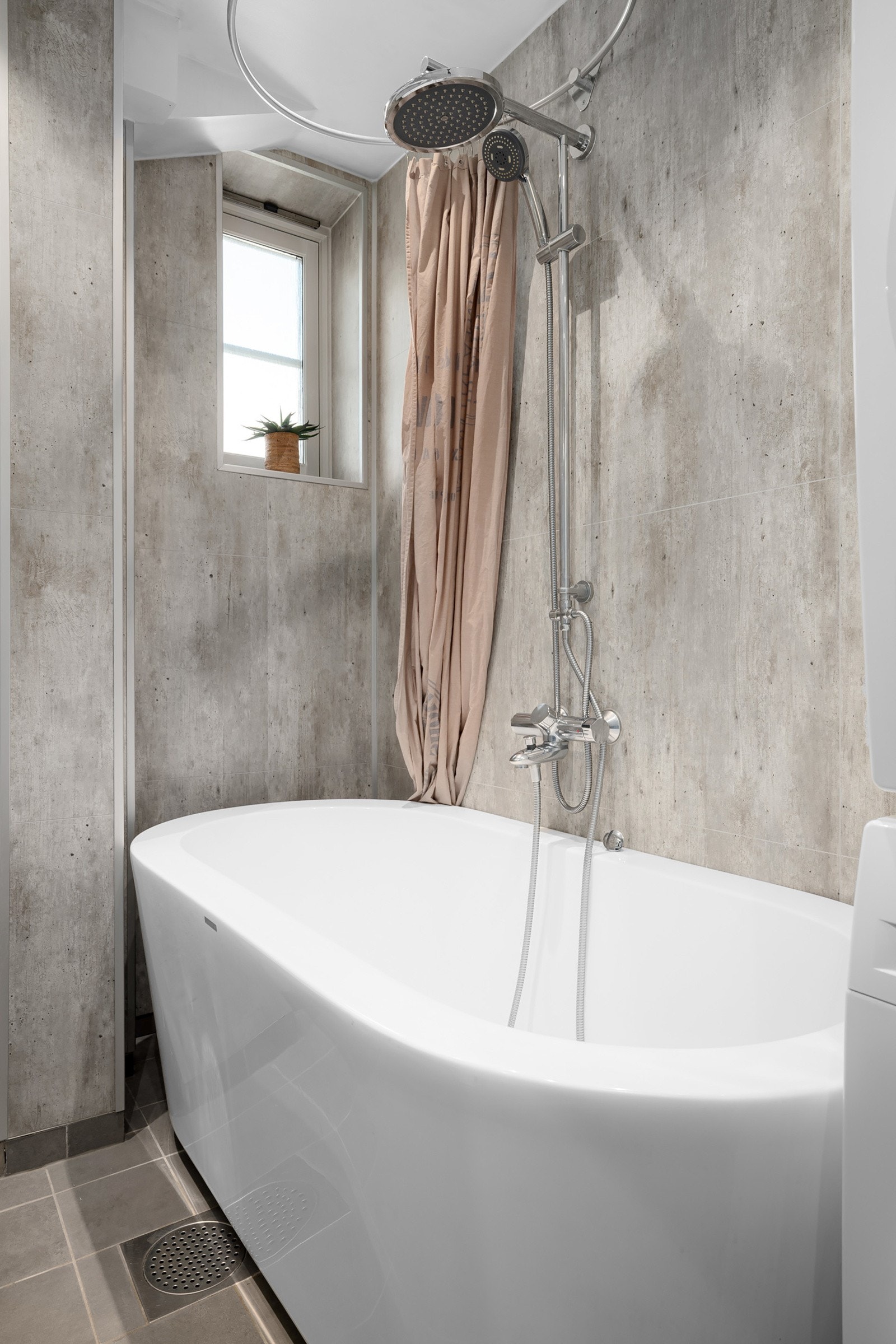 Badet er fra 2016, og innehar en god standard med en smakfull innredning. Galleribilde