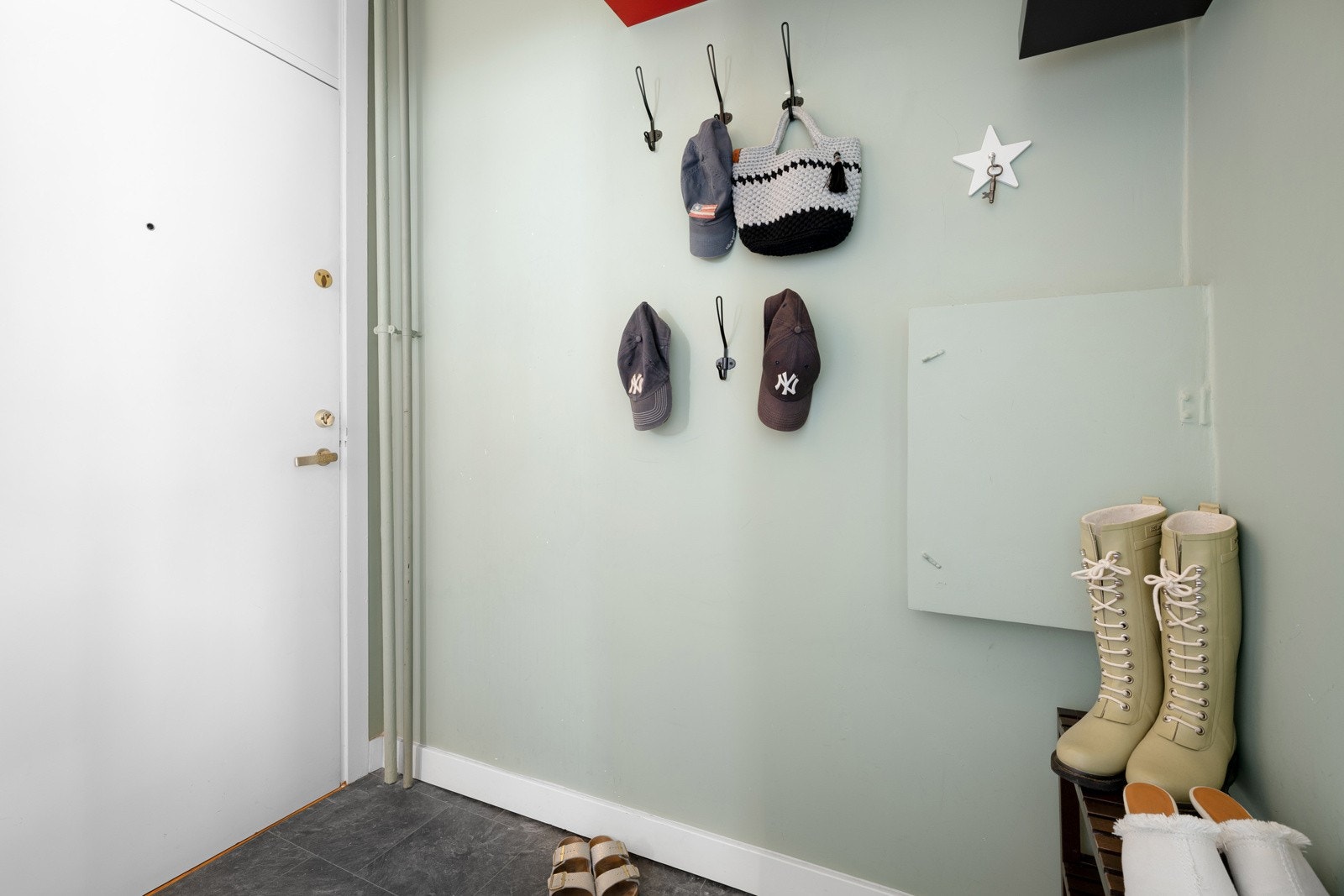 Hyggelig entré gir et godt førsteinntrykk av leiligheten. Galleribilde