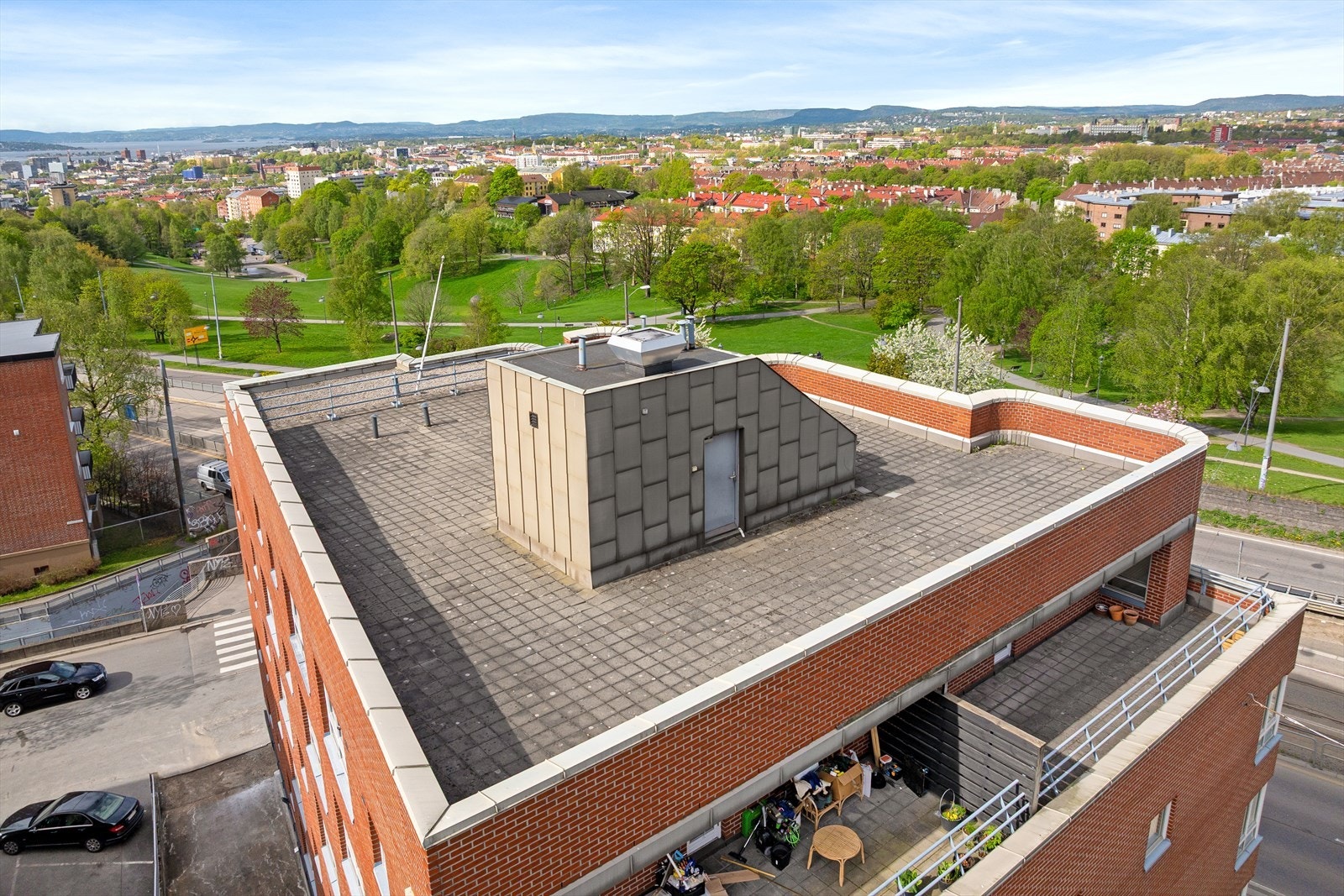 Felles takterrasse til glede for borettslagets beboere. Panoramautsikt og fantastiske solforhold. Galleribilde