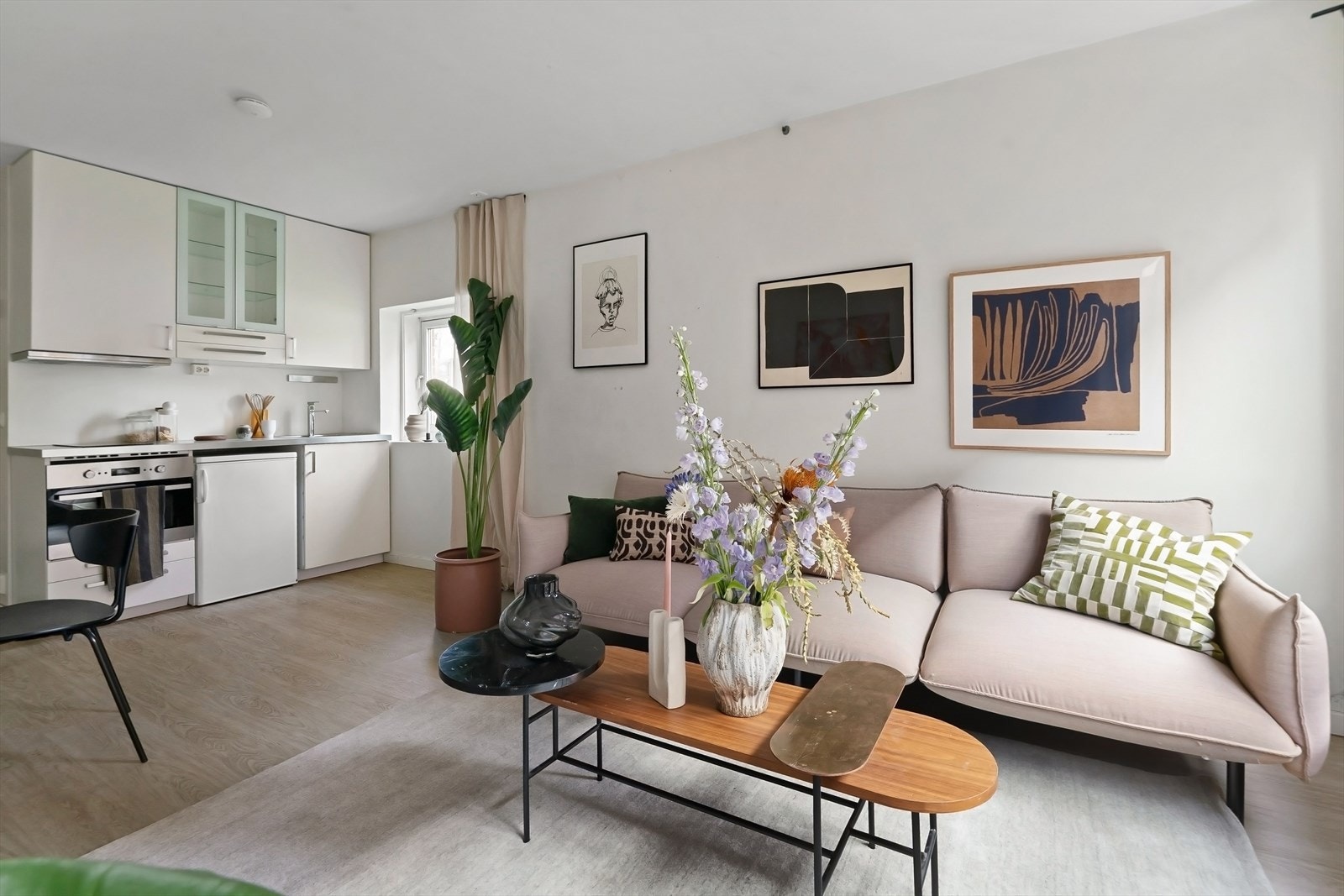 Kjøkken med åpen løsning mot stuen. Galleribilde