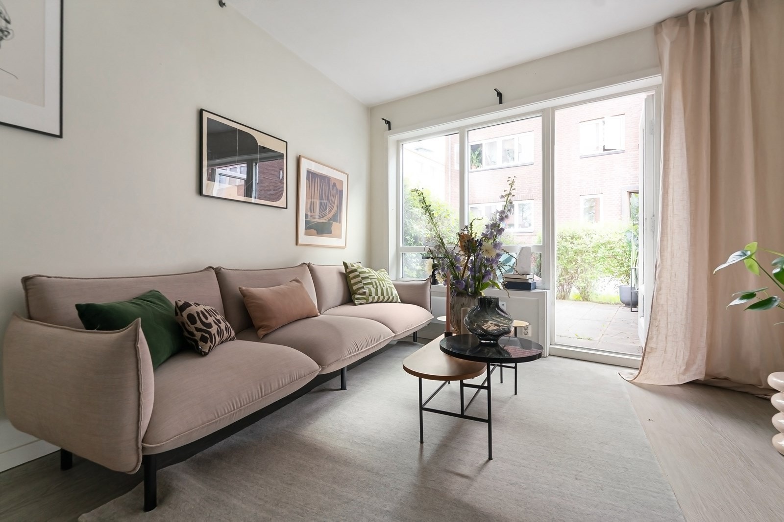 Adkomst til terrassen fra stuen. Galleribilde