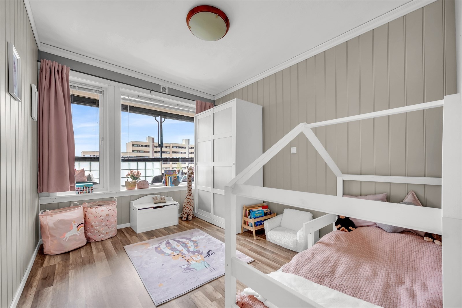 Soverom 1 - ligger ved entréen, og er av god størrelse. Rommet er i dag innredet som et barnerom med skyvedørsgarderobe, men her får du enkelt plass til en dobbeltseng og tilhørende møbler. Galleribilde