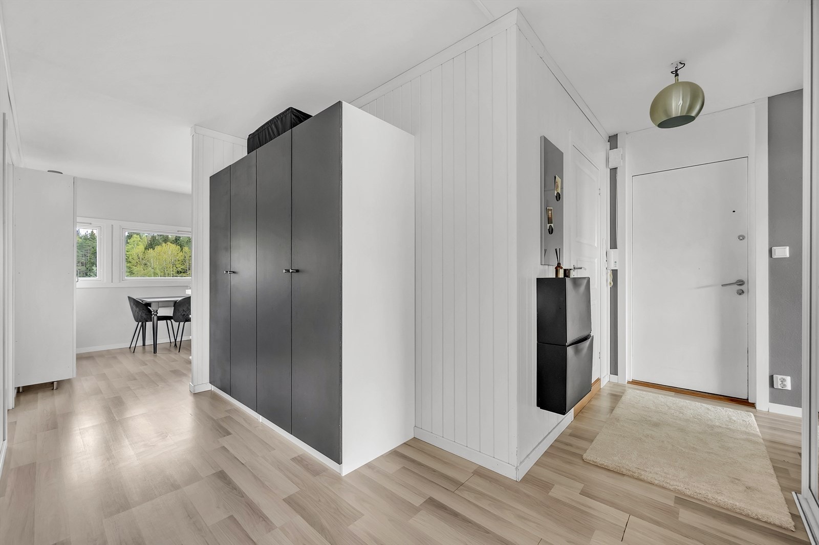 Leiligheten har gode oppbevaringsmuligheter, er gjennomgående og har godt med lysinnslipp. Galleribilde