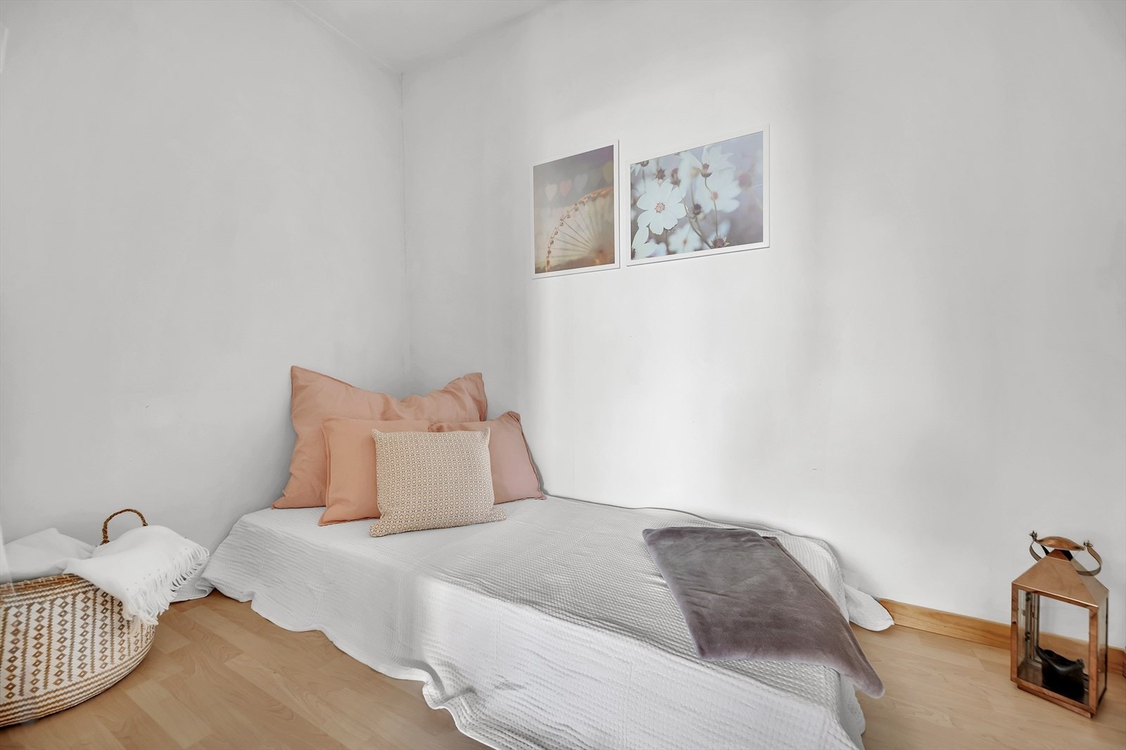 Leiligheten har en stor, innvendig bod som i dag har hatt en ekstra gjesteseng. Gjøres oppmerksom på at dette rommet er ikke godkjent til varig opphold. Galleribilde