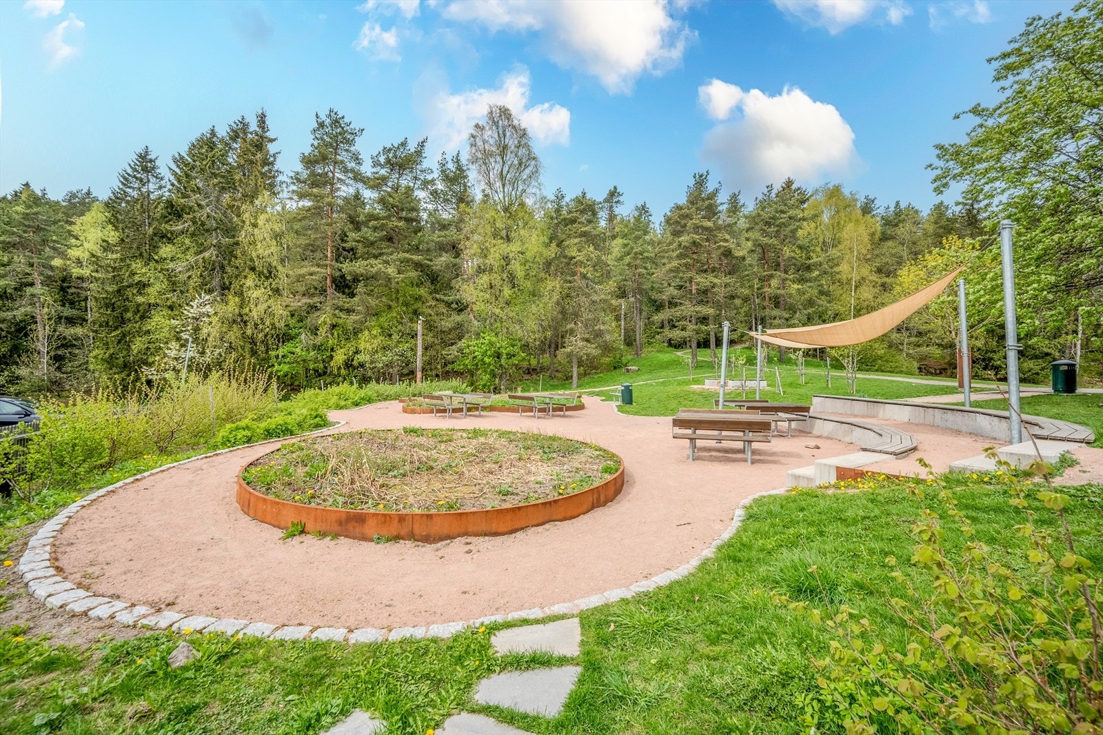 Dette er et veletablert og tilbaketrukket boligområde som ligger høyt i terrenget og nyter godt av gode solforhold dagen gjennom. Galleribilde