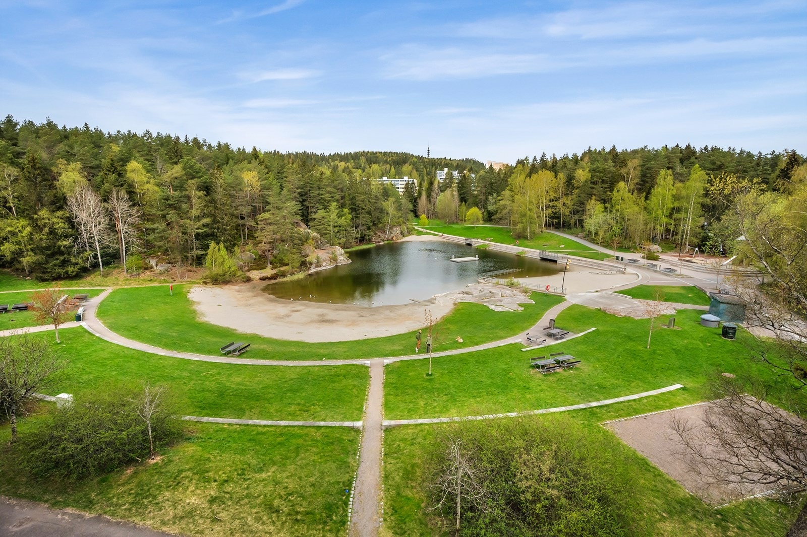 Her bor du med nydelig utsikt mot populære Svarttjern badestrand - rett utenfor kjøkkenvinduet ditt. Galleribilde