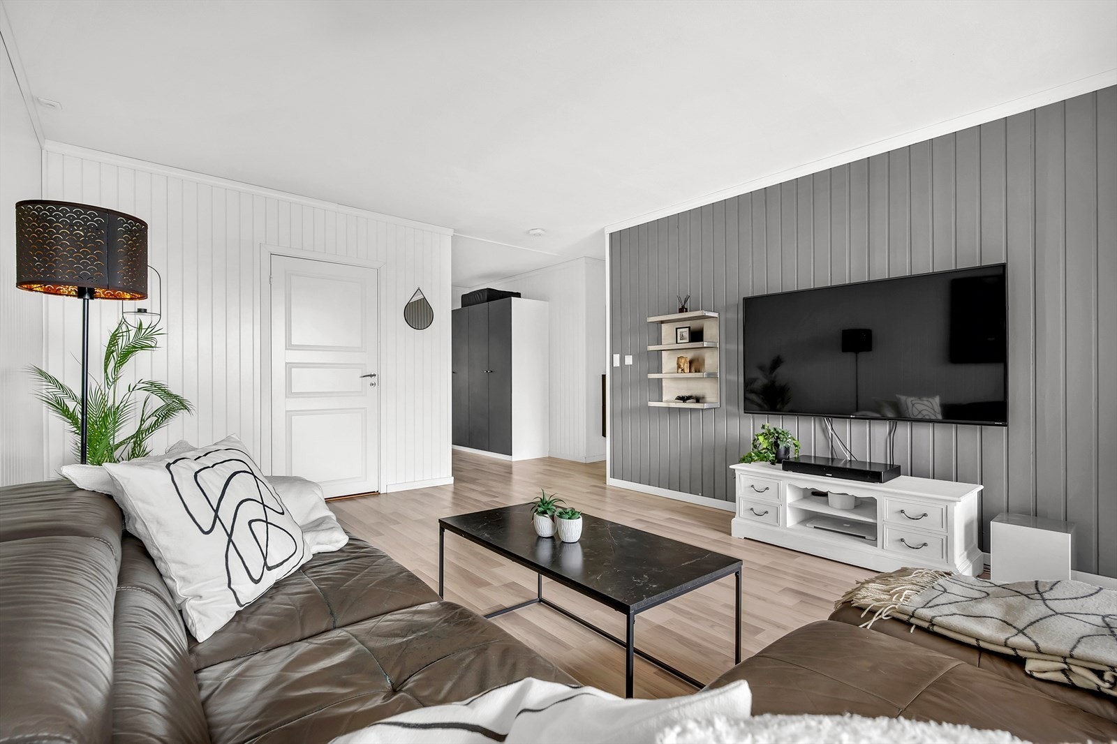 Vinduer og balkongdør med 2-lags isolerglass. Det er naturlig oppdriftsventilasjon av boligen med luftespalte i vinduer. Galleribilde