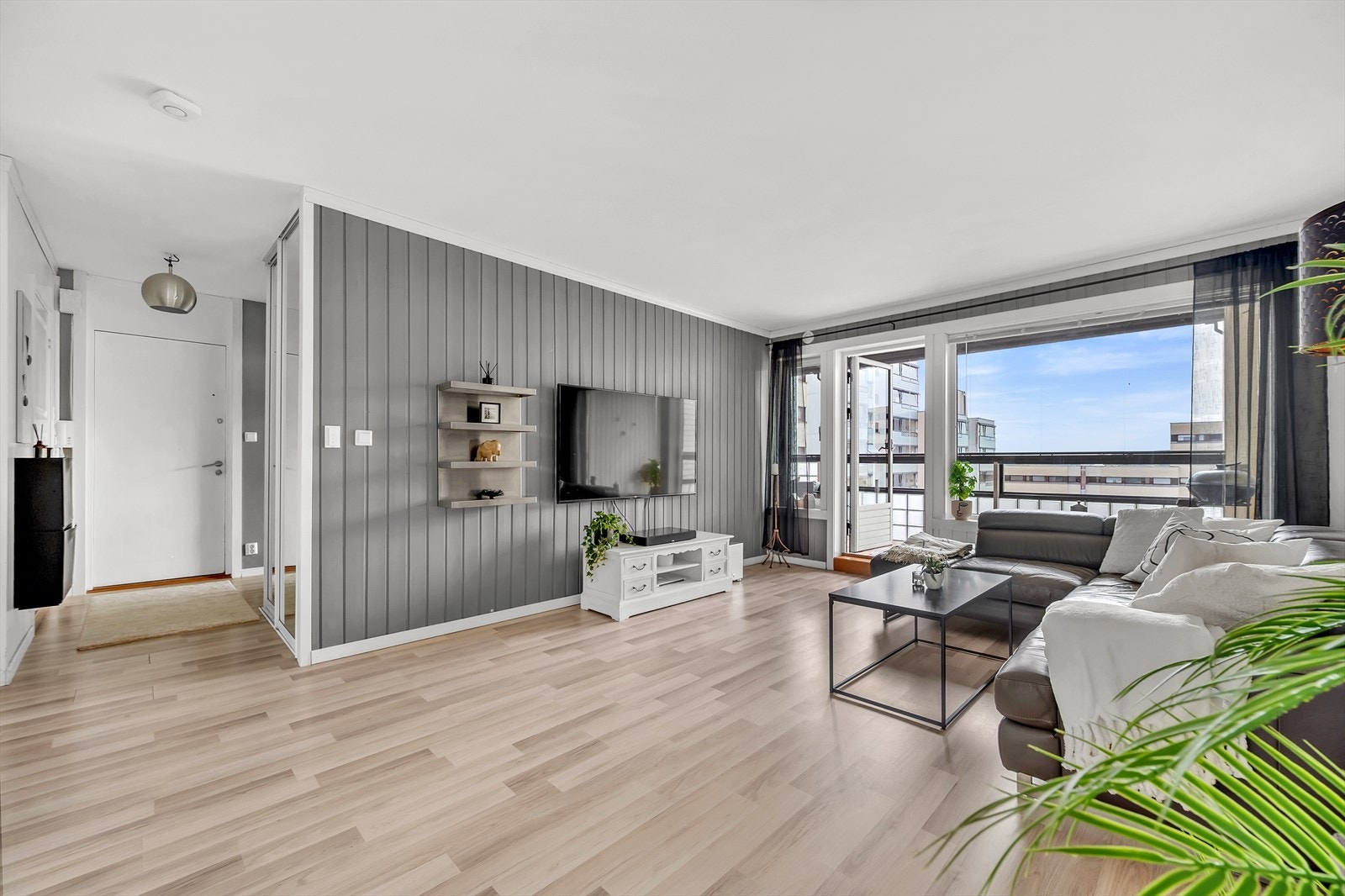 Leiligheten har en lun, innglasset balkong 13 m² - perfekt til både avslapning og helårskos. Galleribilde