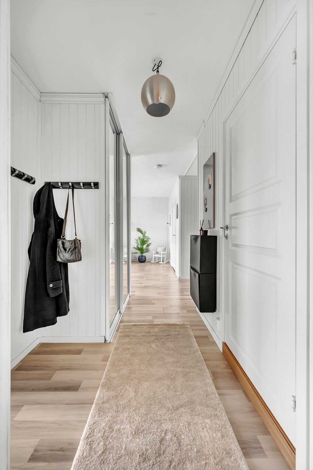 Førsteinntrykket er en innbydende og åpen entré med garderobeskap. Det er porttelefon i entréen. Galleribilde