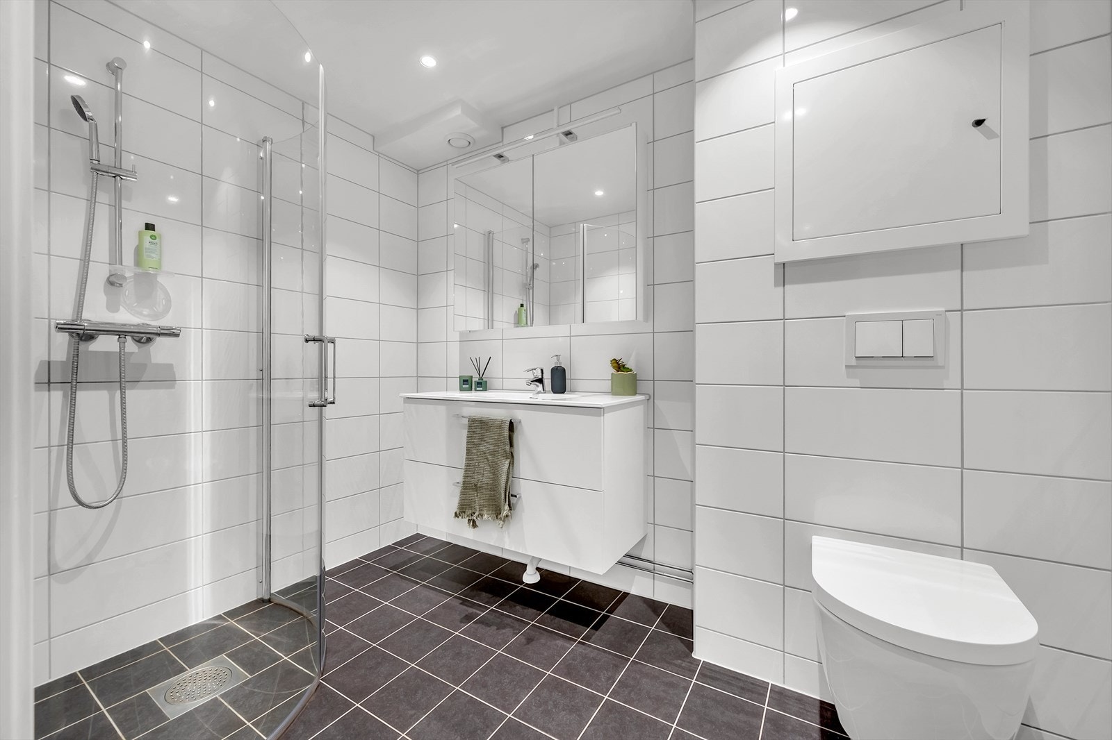 Man kommer først inn til et stort vaskerom med god plass til vaskemaskin, tørketrommel og annet du har behov for til vaskerommet. Galleribilde