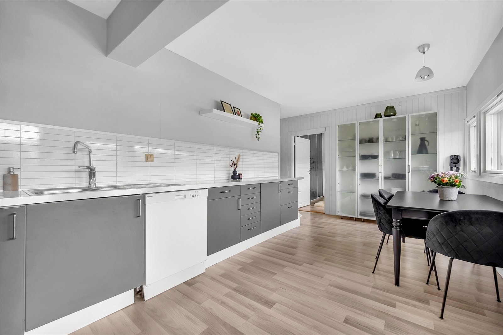 Kjøkkenet har god plass for deg som er glad i å kokkelere. Boligen varmes opp av elektrisk varme. Det er elektrisk gulvvarme på bad og vaskerom. Galleribilde