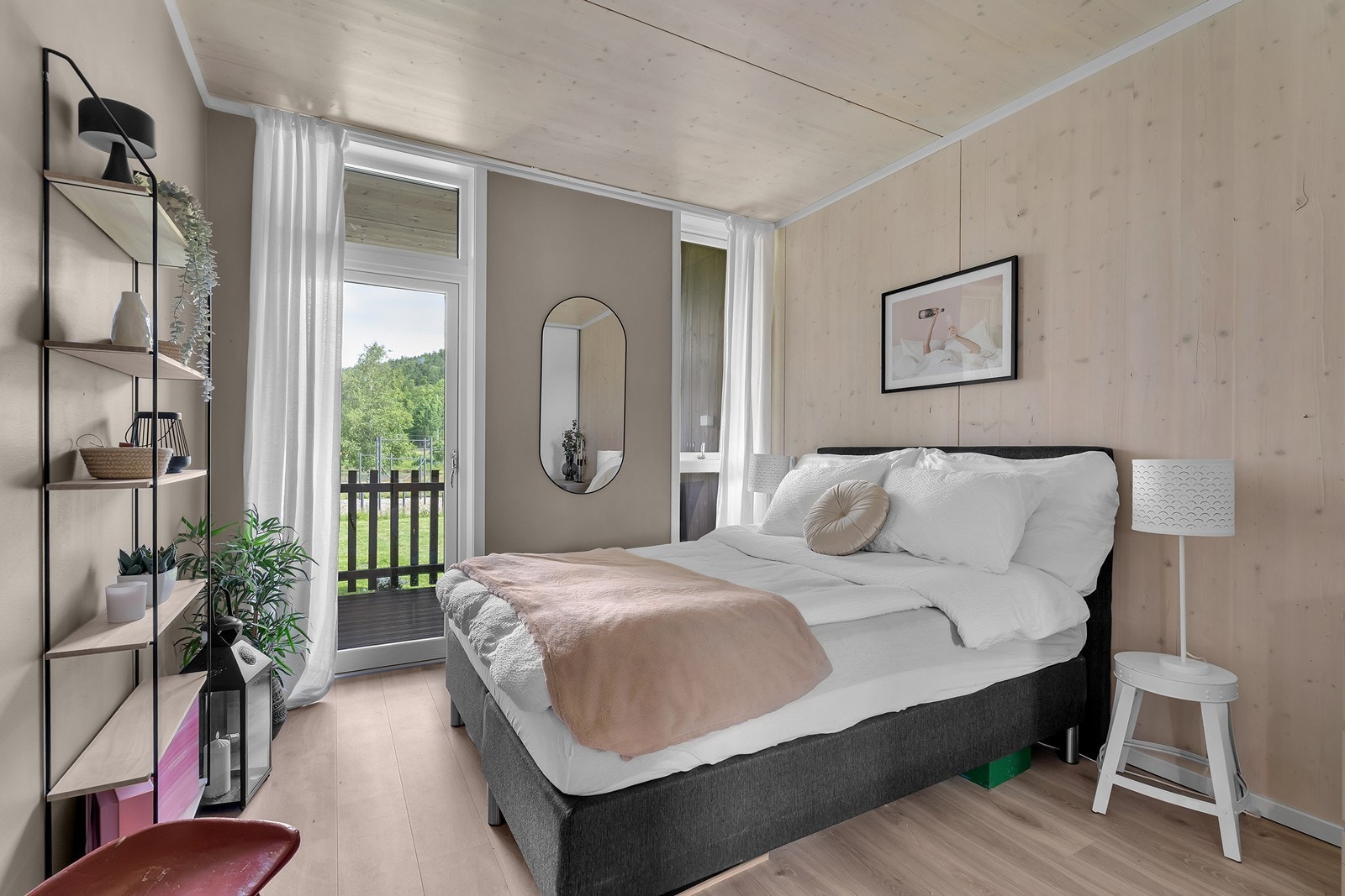 Fra soverommet har man utgang til terrasse. Galleribilde