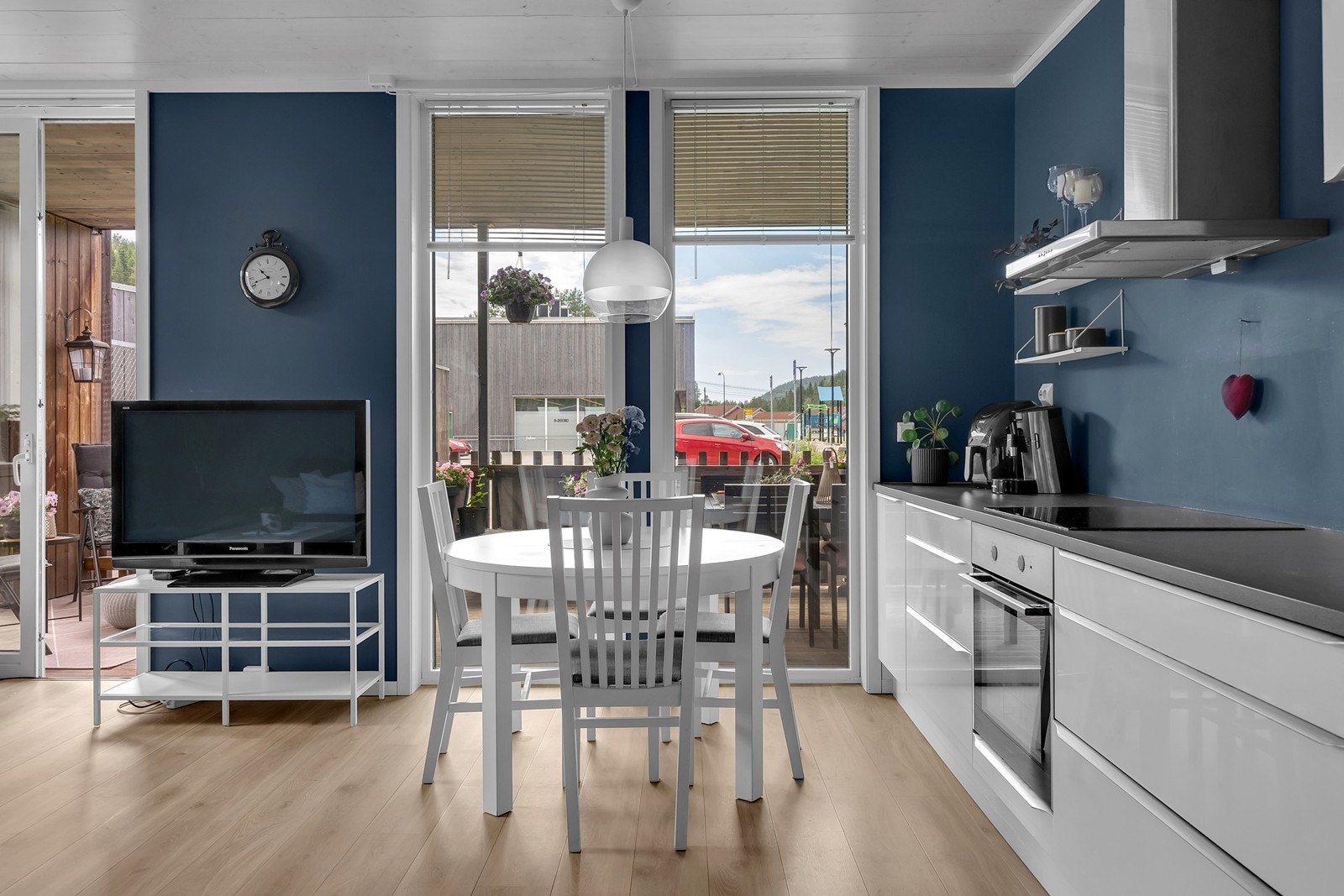 Integrert platetopp, stekeovn, oppvaskmaskin og kjøleskap medfølger i handelen. Galleribilde