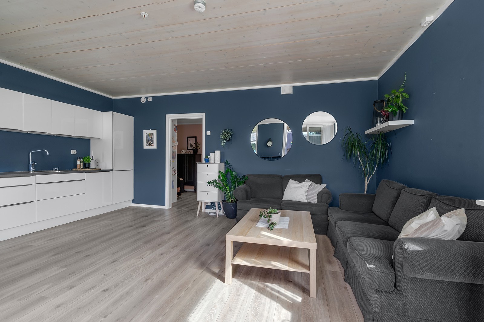 Romslig stue med åpen kjøkkenløsning. Galleribilde