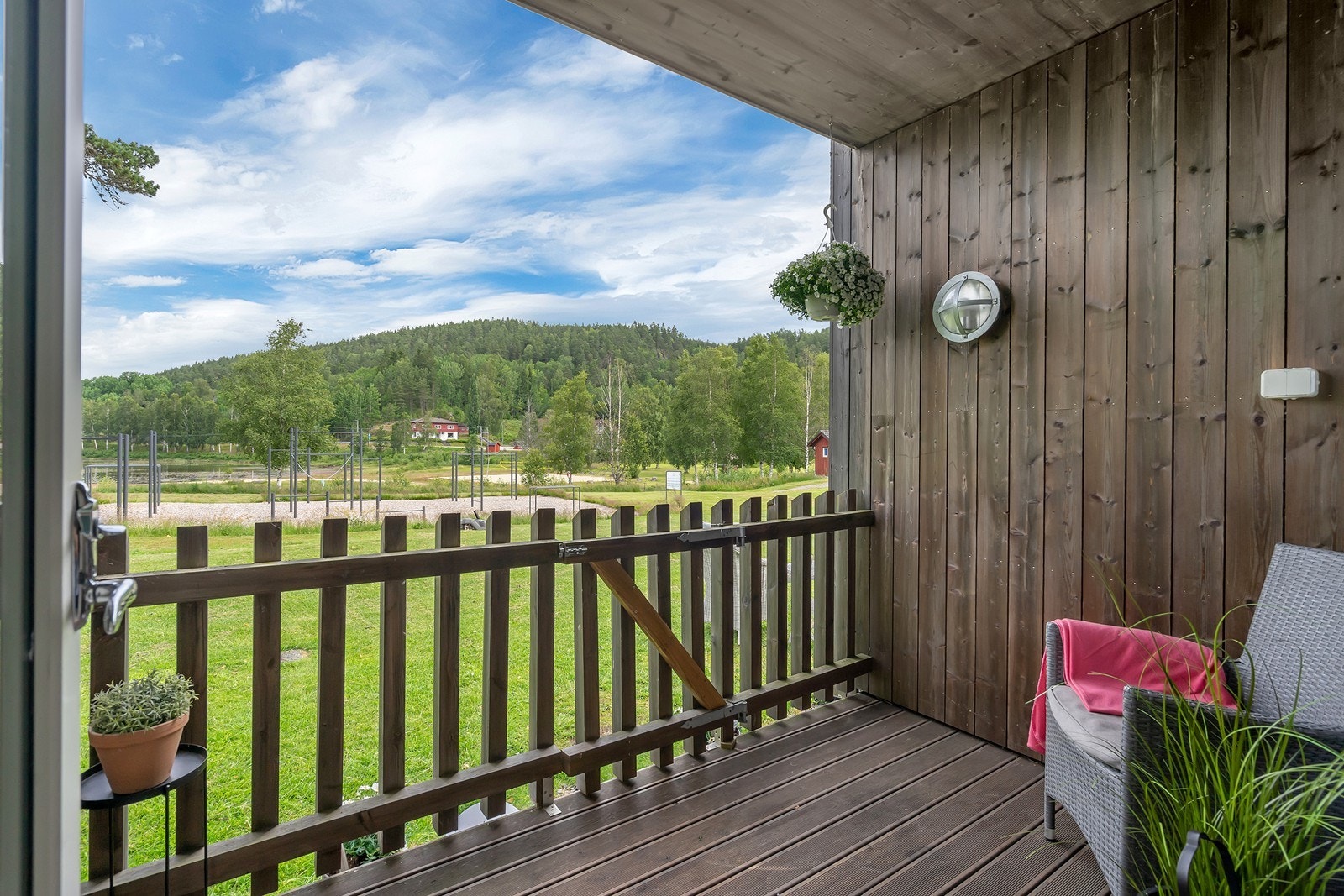 Nordvendt terrasse med plass til utemøbler. Galleribilde