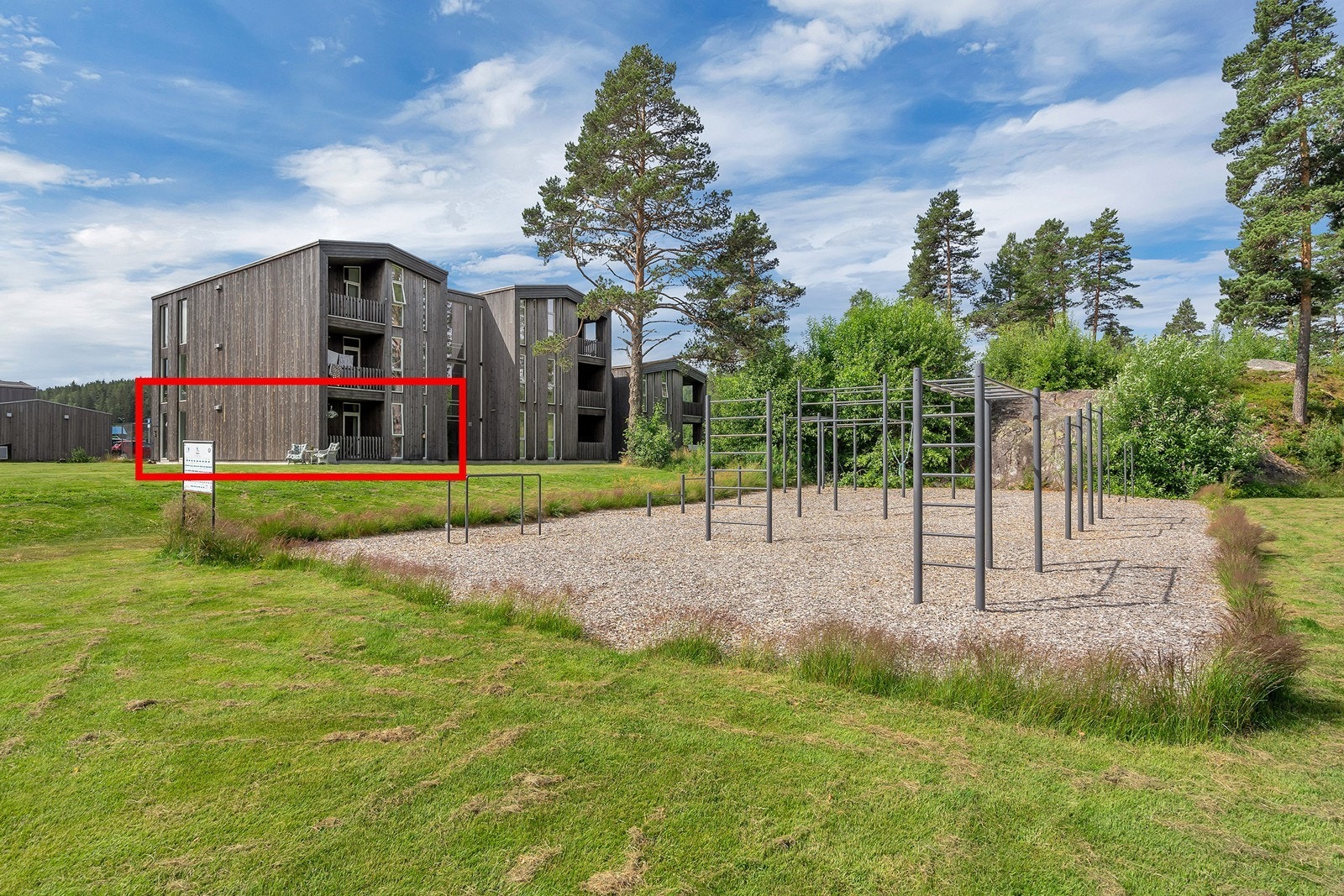 Fra leiligheten har man umiddelbar nærhet til fine badeplasser og ypperlige turområder både sommer som vinter. Galleribilde