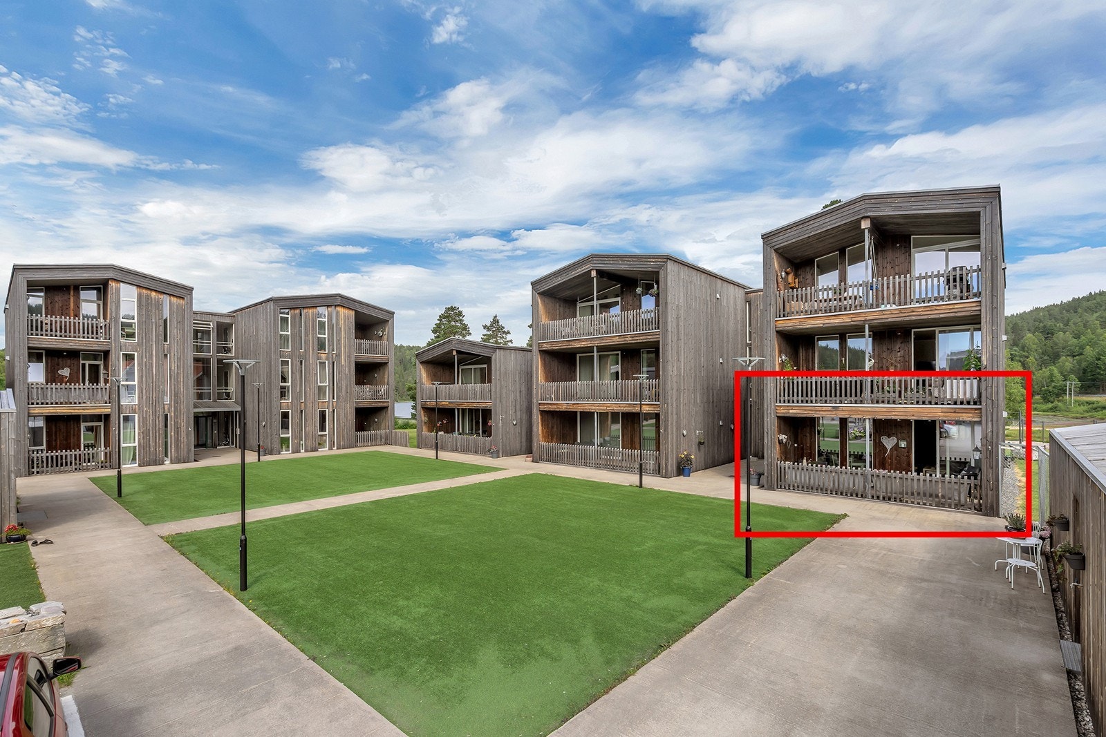 Felles parkeringsplasser på sameiets tomt. Ikke faste p-plasser. Galleribilde