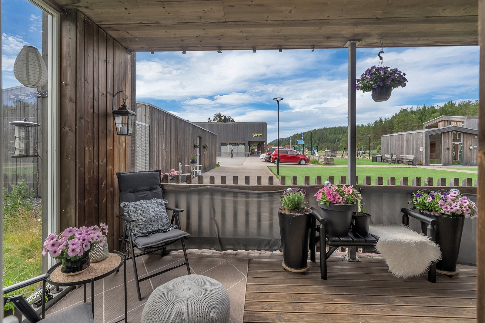 Lun terrasse med takoverbygg. Galleribilde