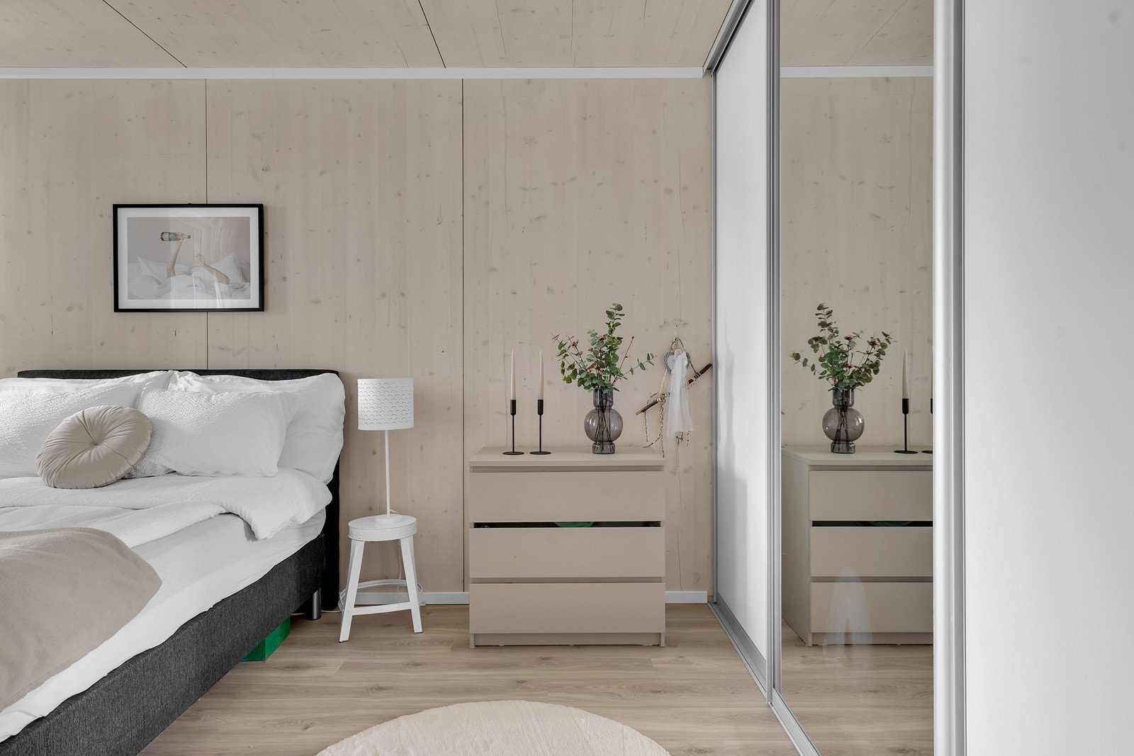 2 gode soverom. Soverom 1 med skyvedørsgarderobe. Galleribilde