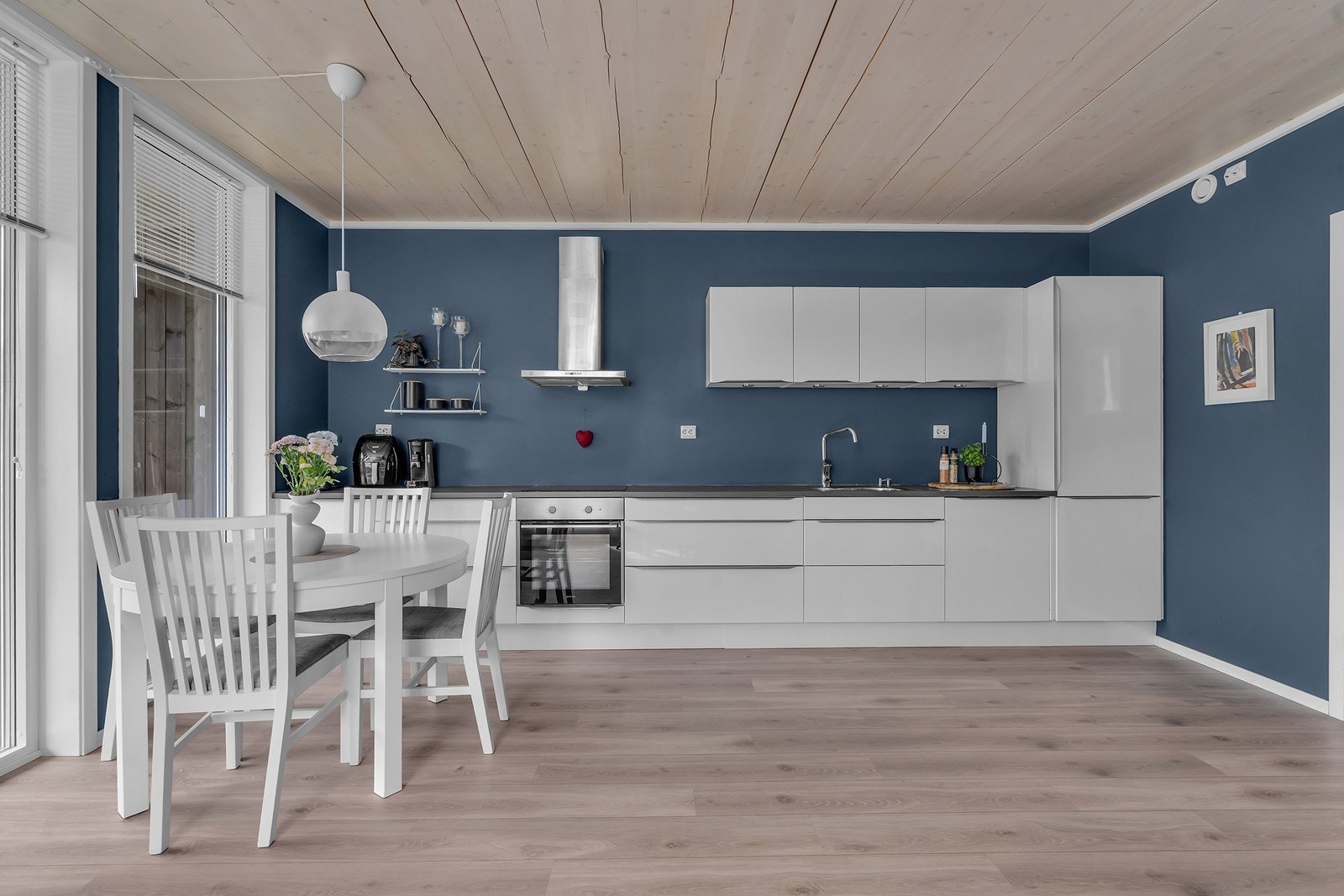 Tidløs og flott kjøkkeninnredning fra Aubo med laminert benkeplate. Galleribilde