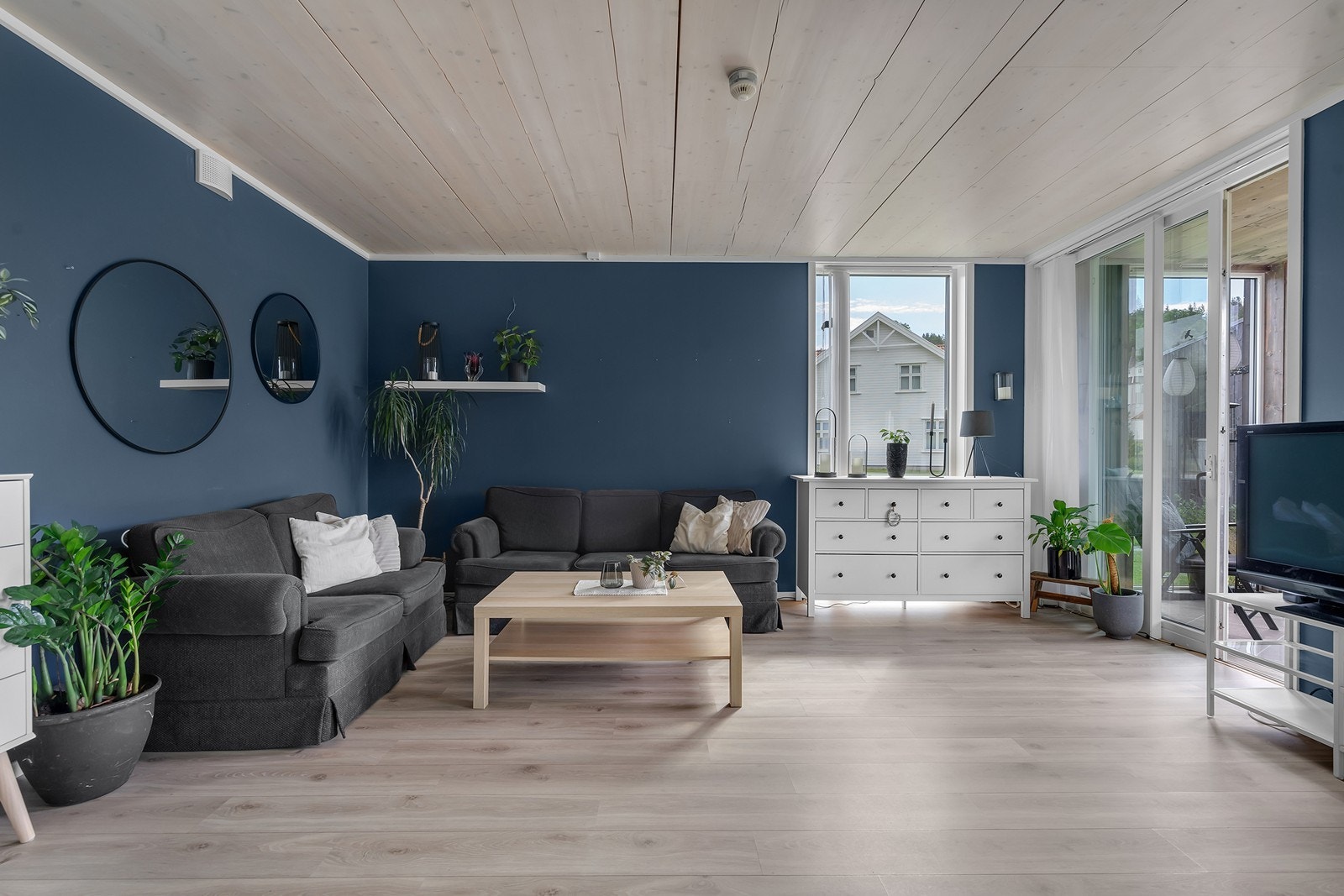 Store vindusflater som gir mye naturlig lys. Galleribilde