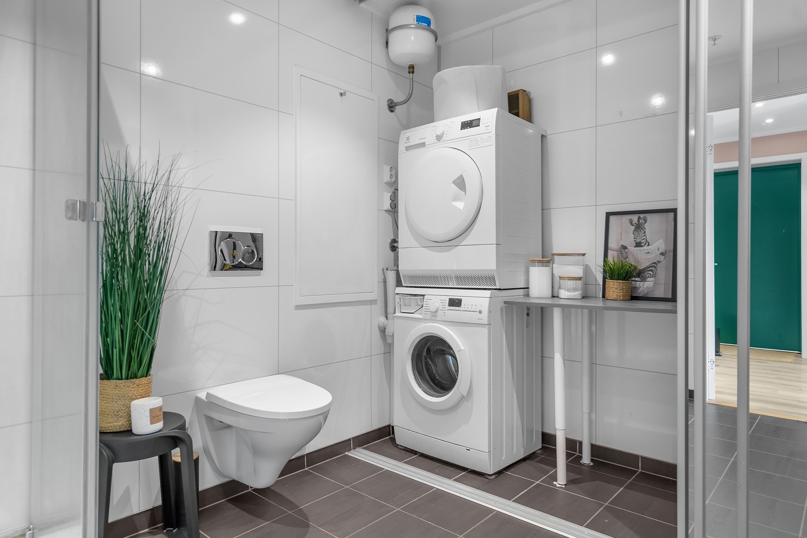 Vaskeromsavdelingen er skjult bak praktiske skyvedører, her er det opplegg for vaskemaskin/tørketrommel. Galleribilde