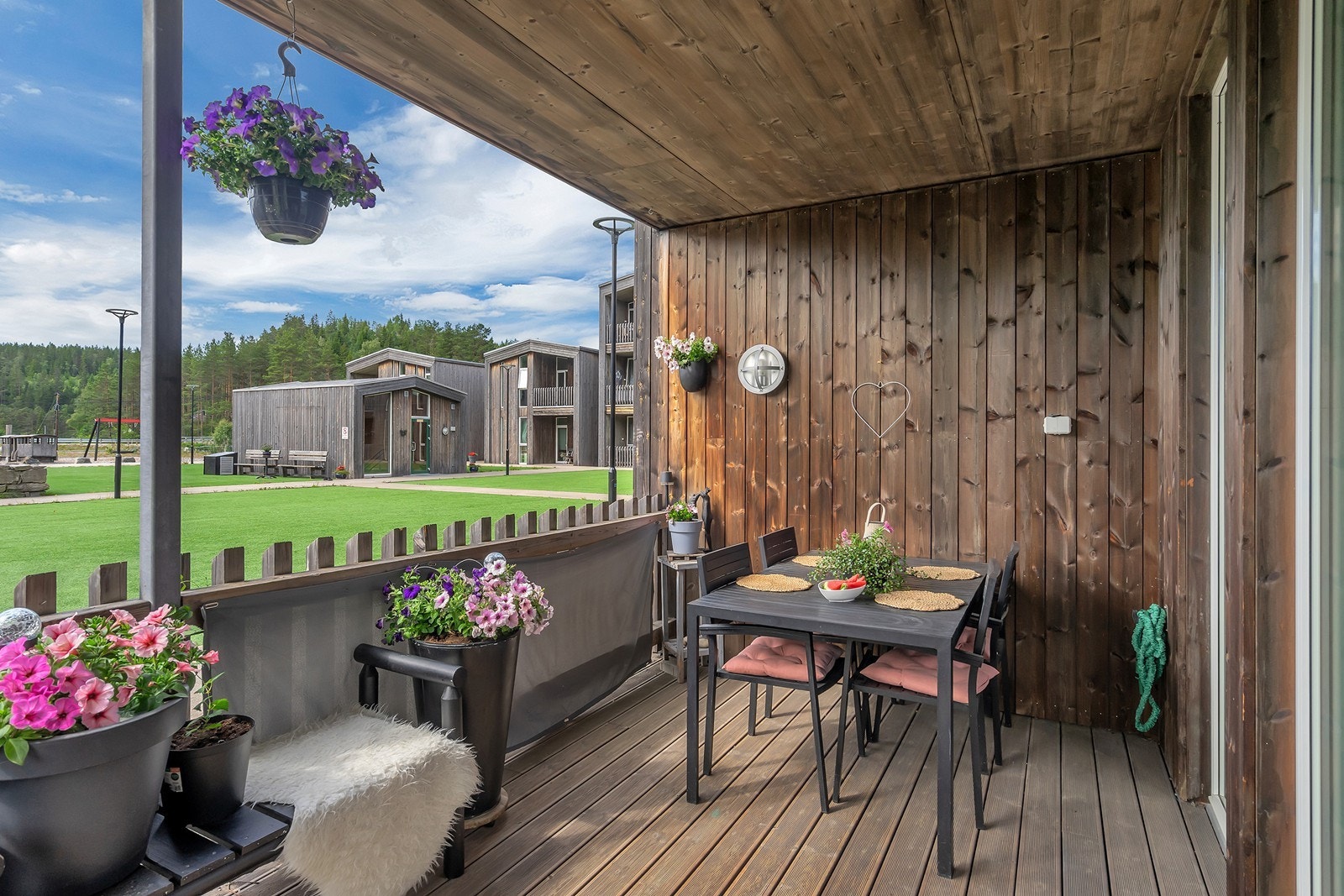 Terrassen vender syd med ettermiddagssol. Galleribilde