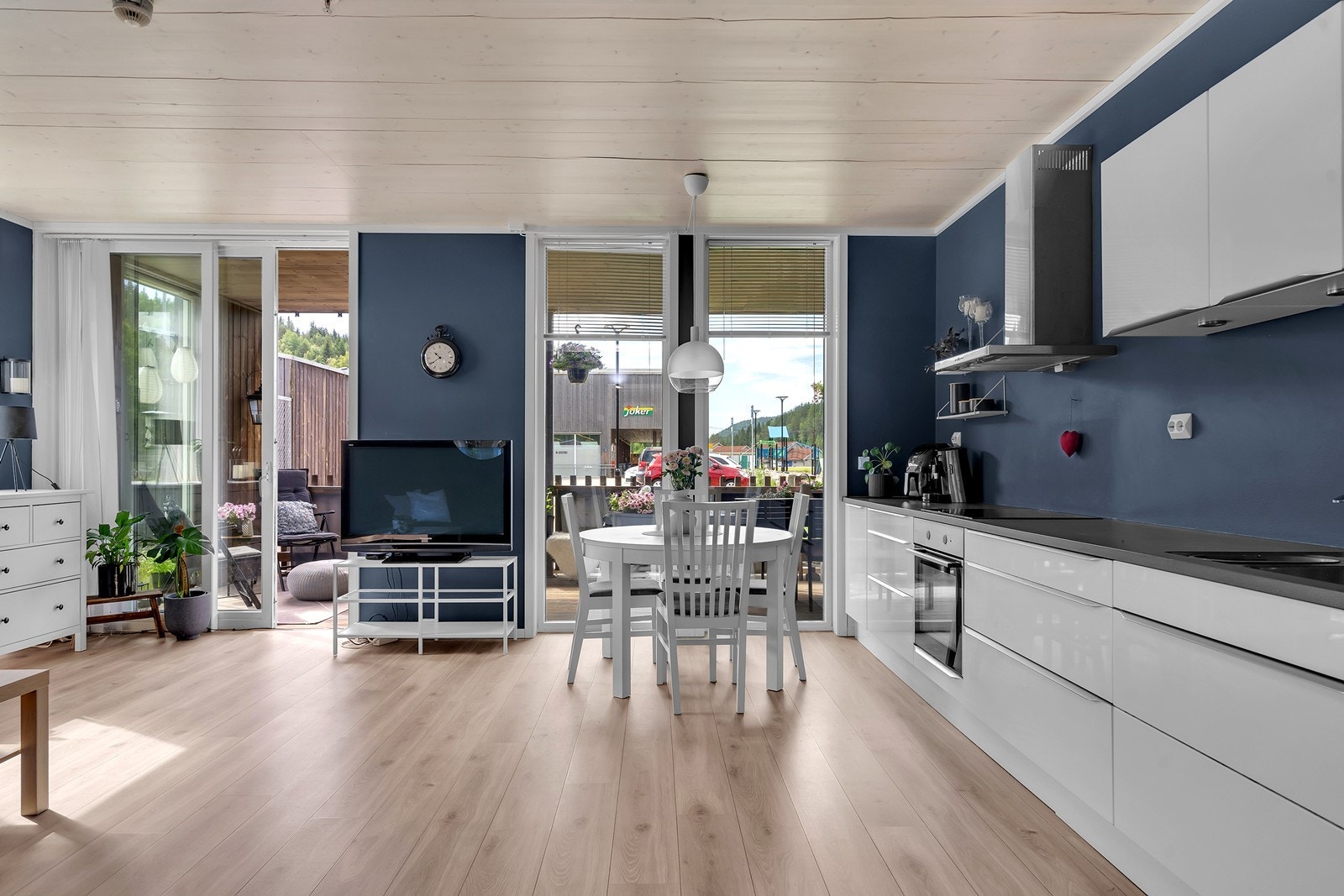 Fra rommet har man utgang til terrasse. Galleribilde