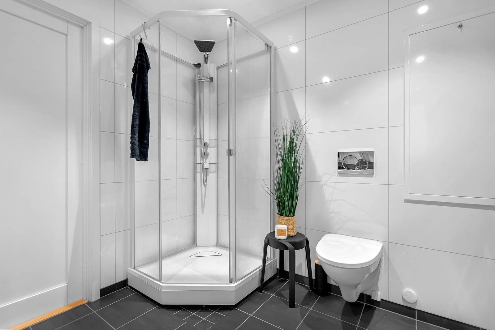 Inneholder vegghengt wc, dusjkabinett, baderomsinnredning med vask og speil. Galleribilde