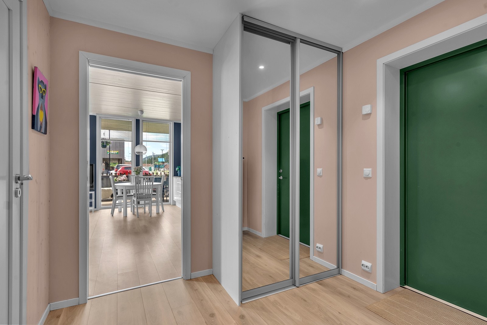 Innbydende entré/gang med skyvedørsgarderobe. Galleribilde