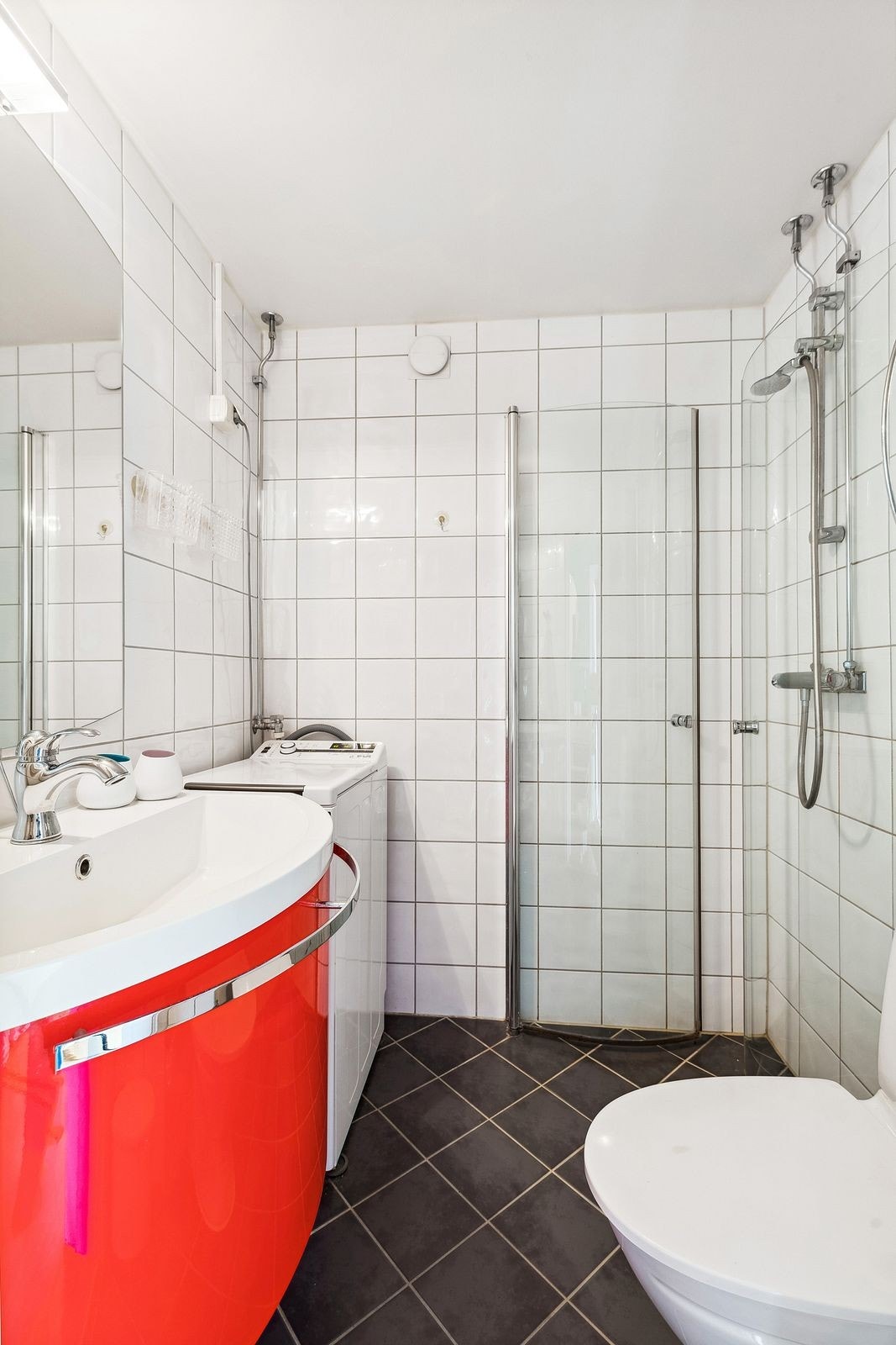 Flislagt baderom med opplegg til vaskemaskin. Vaskemaskin medfølger ikke. Det er fellesvaskeri. Galleribilde