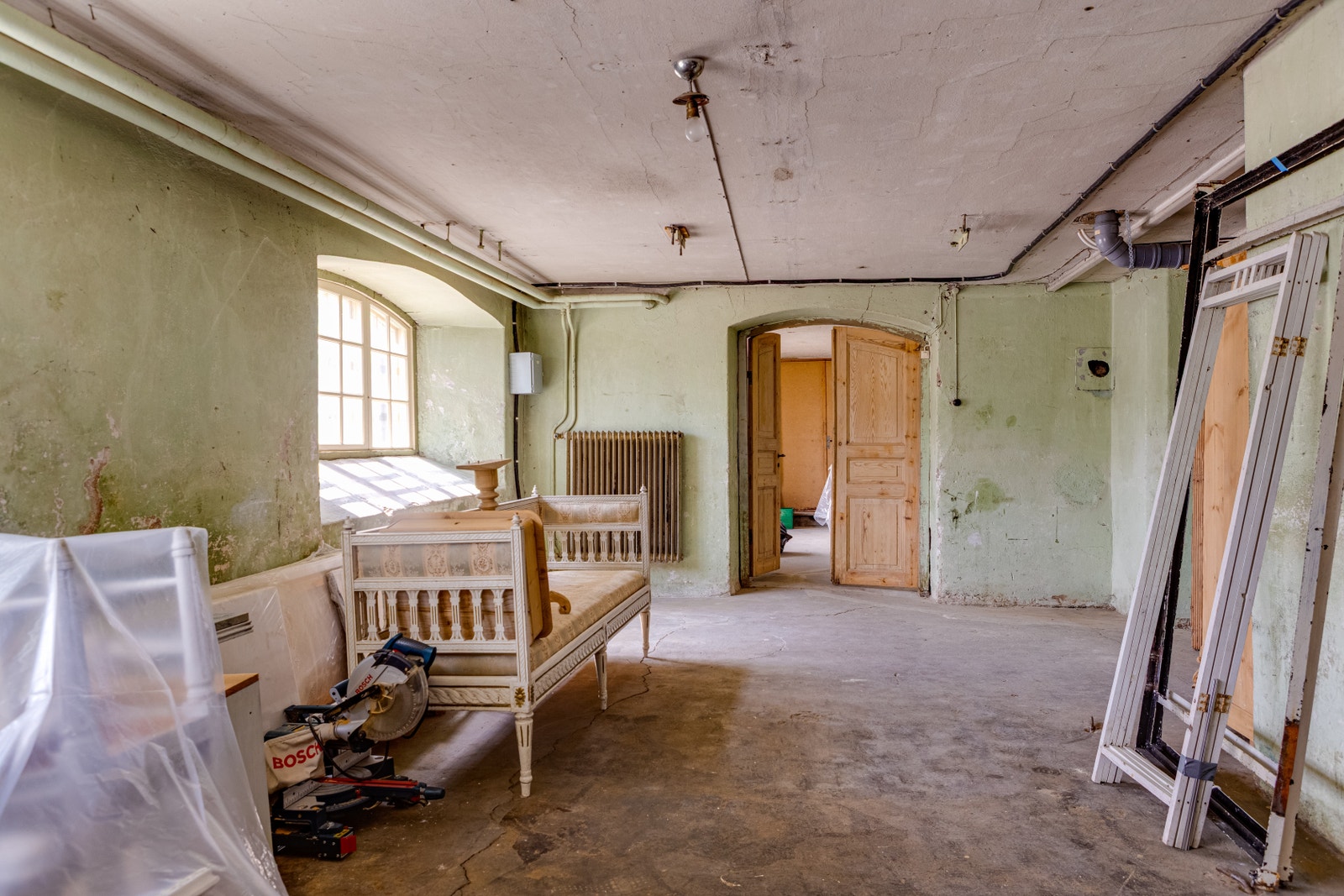 Stort förrådsrum i källaren Galleribilde