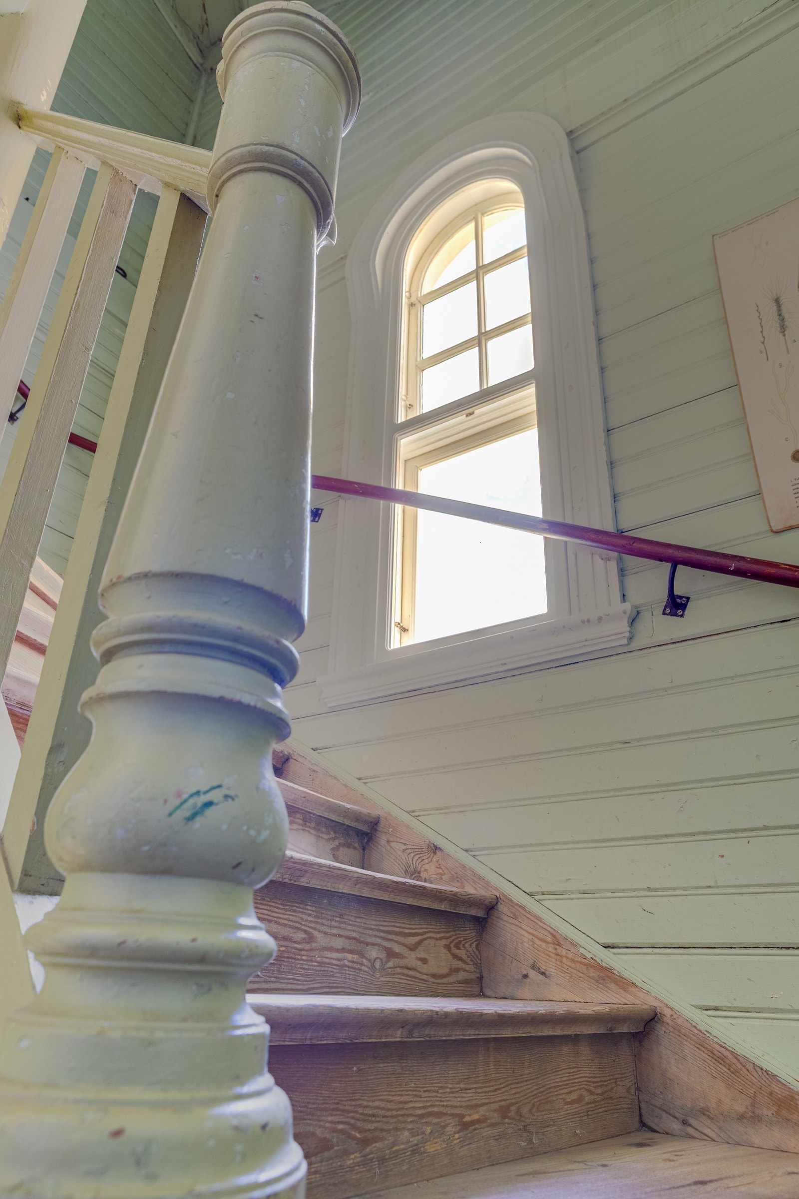 Trapphuset som nås via köksingången i fyrarumslägenheterna Galleribilde