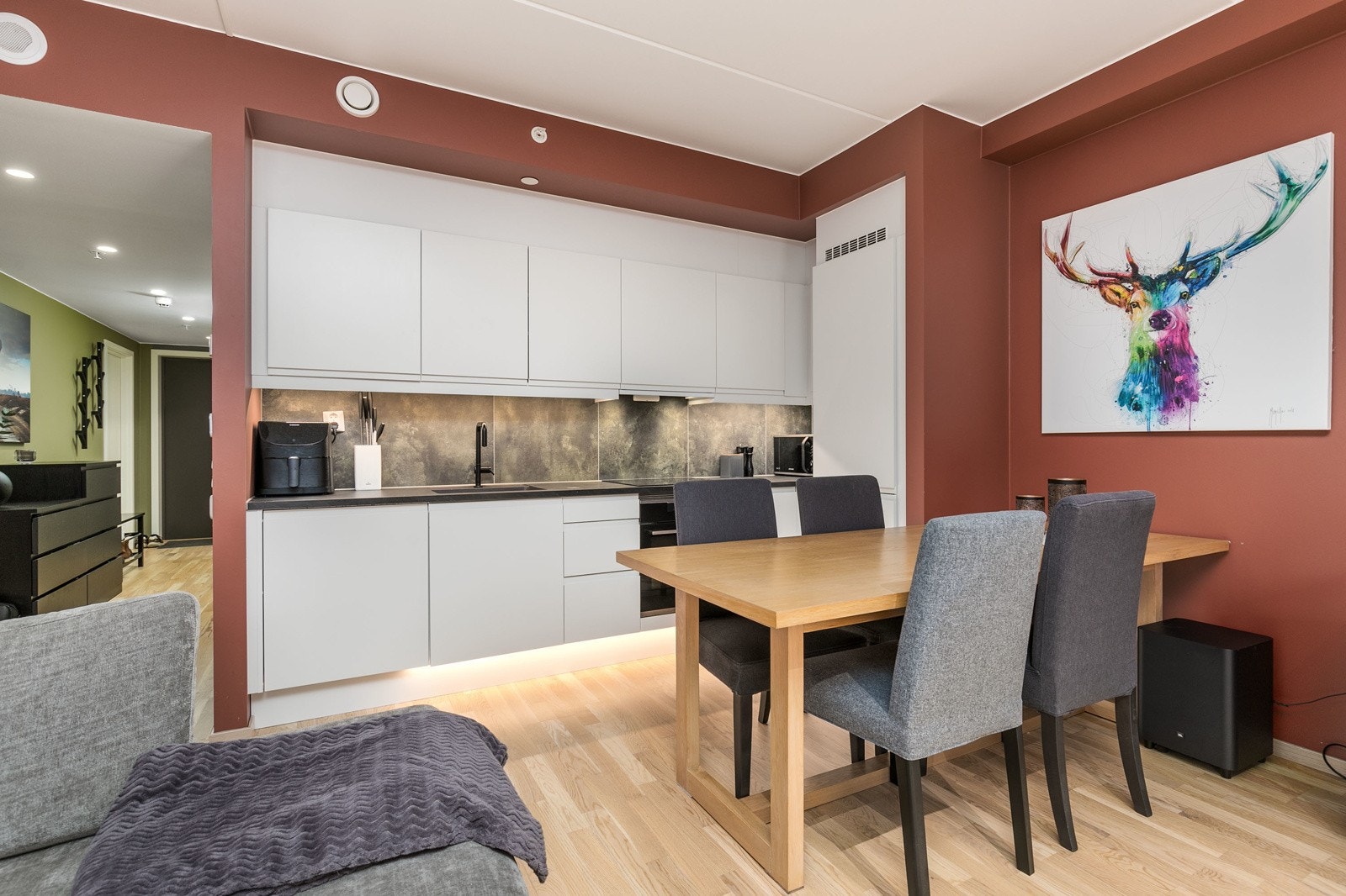 Moderne kjøkken fra Sigdal i åpen løsning mot stuen. Galleribilde
