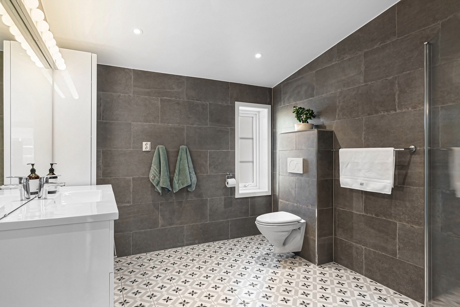 Flislagt bad i 2. etasje Galleribilde