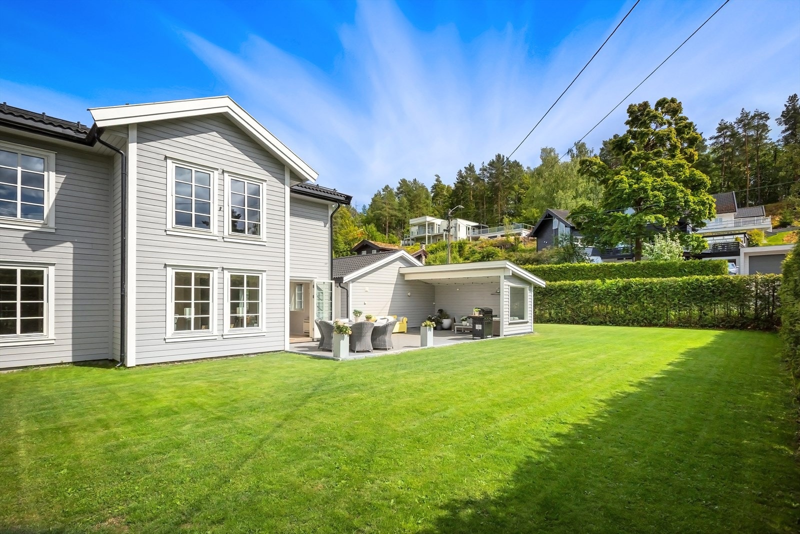 Flat tomt med stor hage Galleribilde