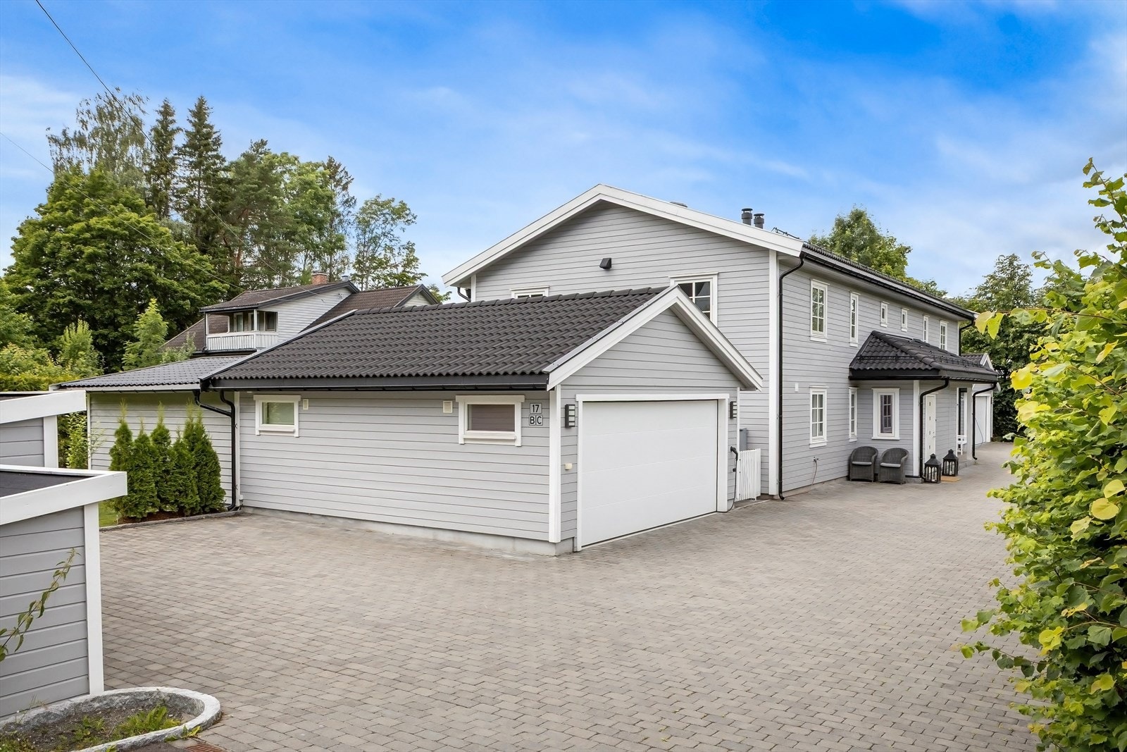 Gode parkeringsmuligheter både i garasje, i front av port og ved siden av garasjen Galleribilde