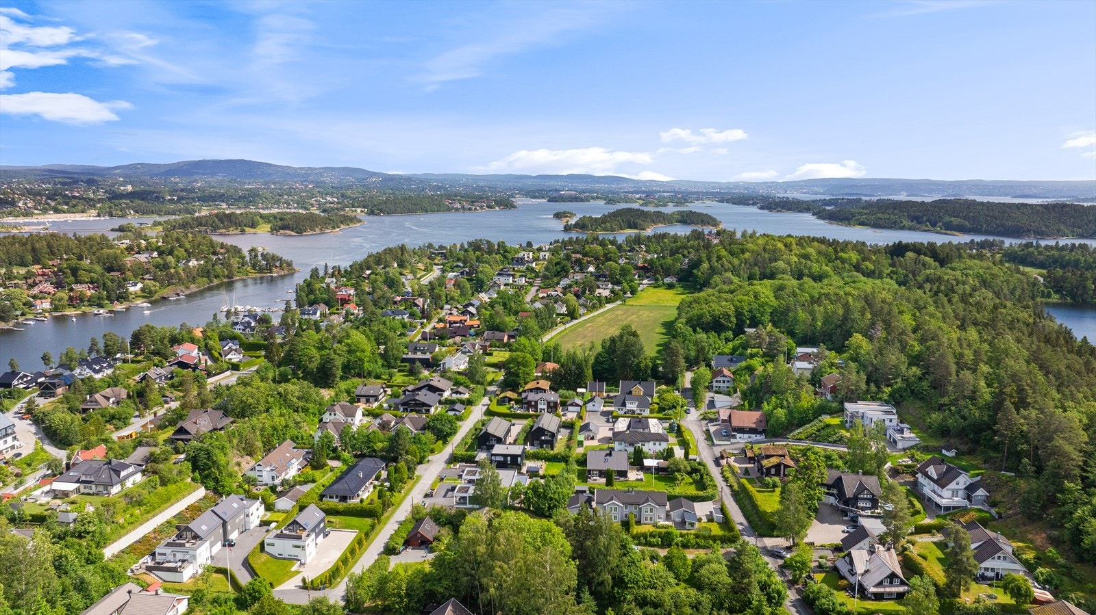 Sjønær beliggenhet på populære Nesøya Galleribilde