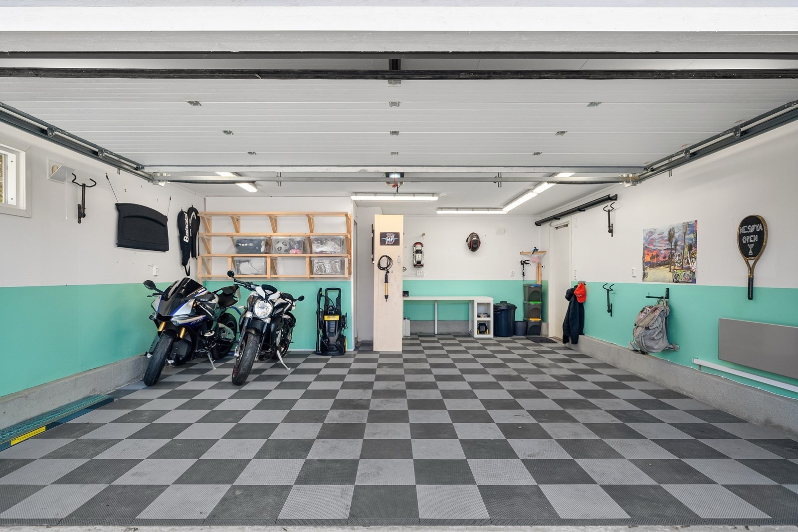 Stor og praktisk dobbelgarasje med oppvarming(panelovner) Galleribilde