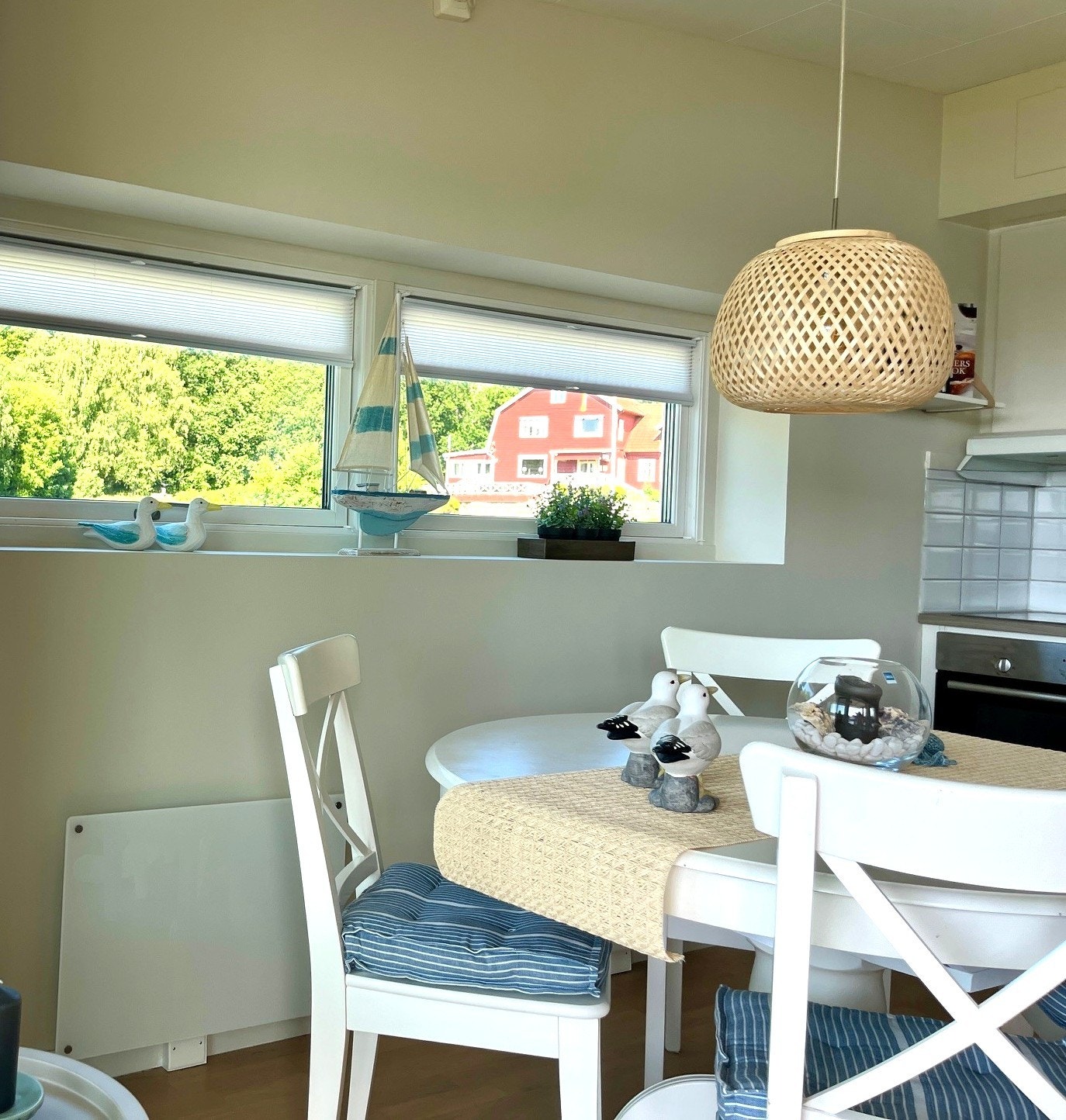 Gavel vindu mot vest gir fin lyssetting i stue og kjøkken. Galleribilde