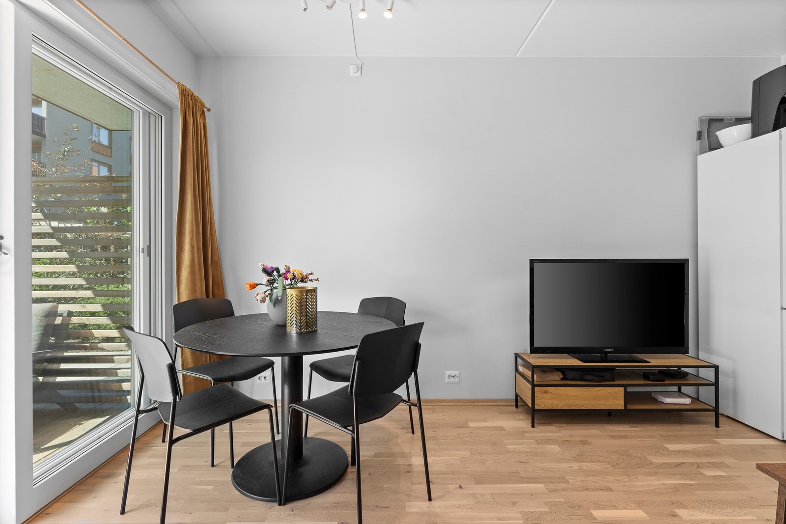 Det er god plass til både sofagruppe og spiseplass, alt etter behov. Galleribilde